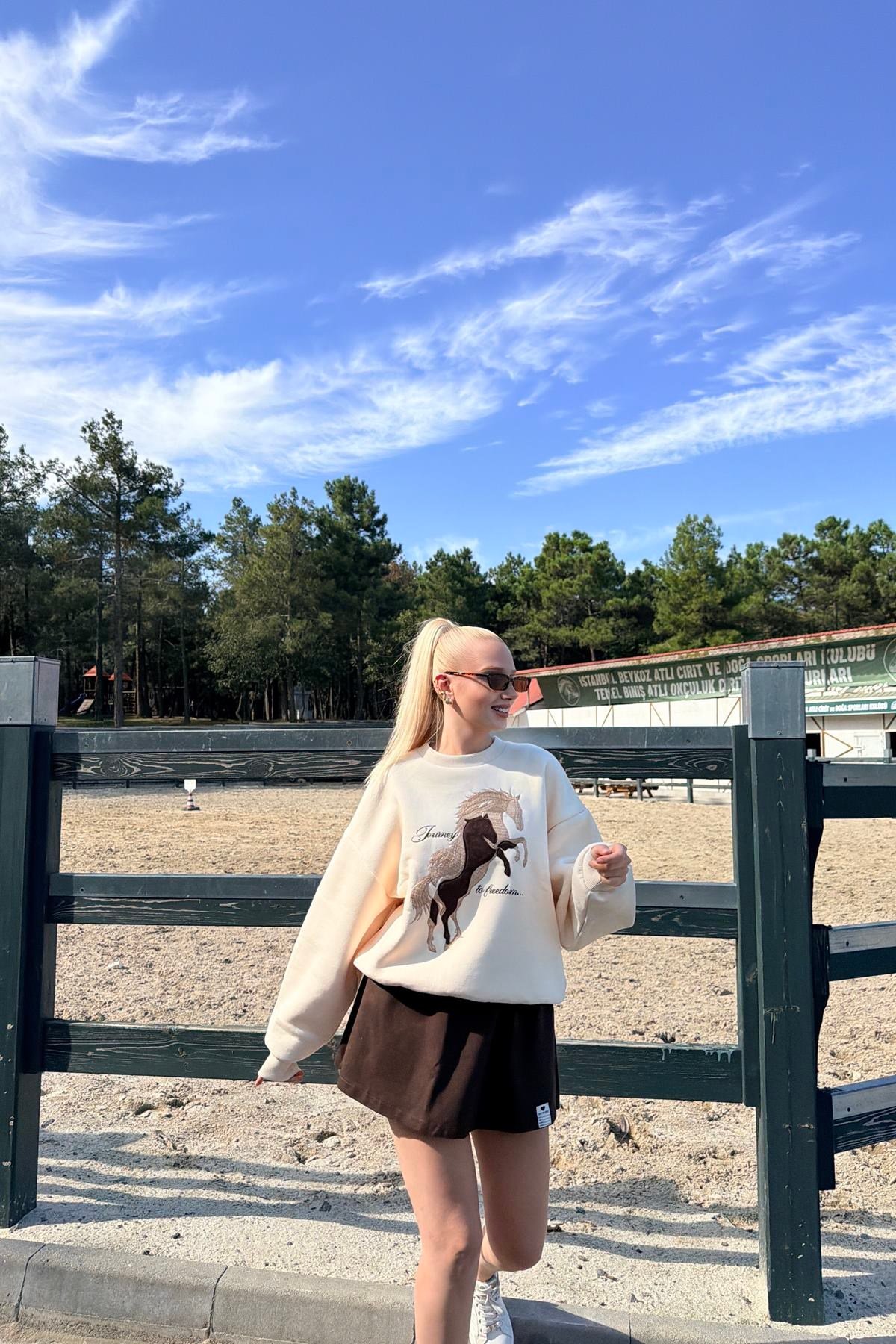 BİSİKLET YAKA NAKIŞ DETAYLI SWEATSHIRT