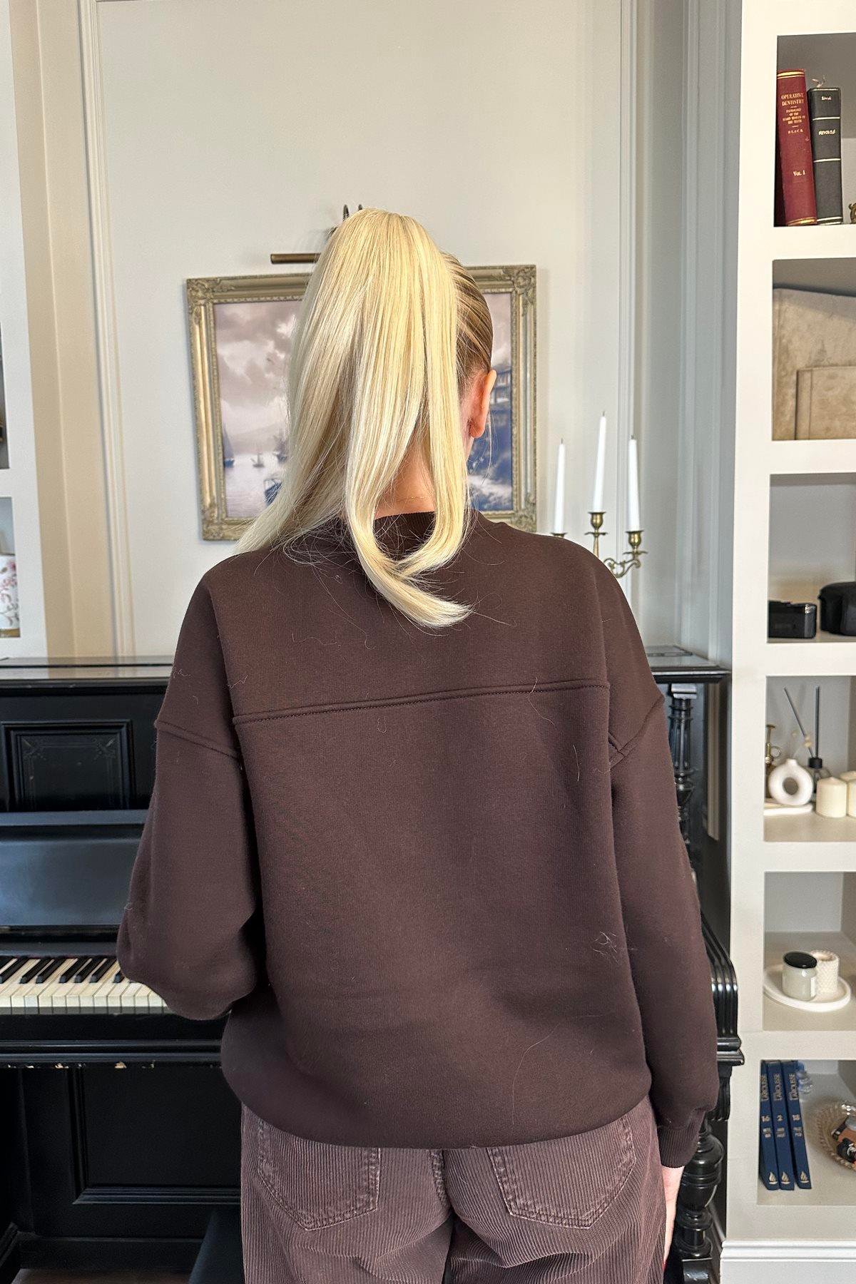 BİSİKLET YAKA NAKIŞ VE TAŞ DETAY SWEATSHIRT