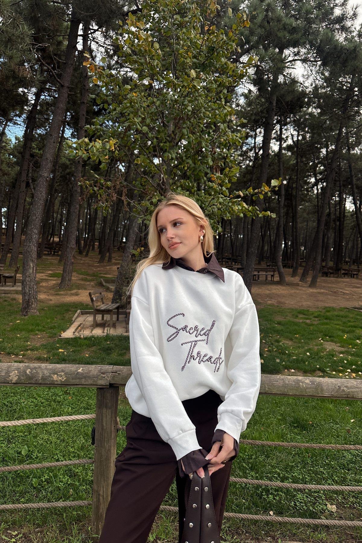 BİSİKLET YAKA NAKIŞLI GÖMLEK DETAYLI SWEATSHIRT