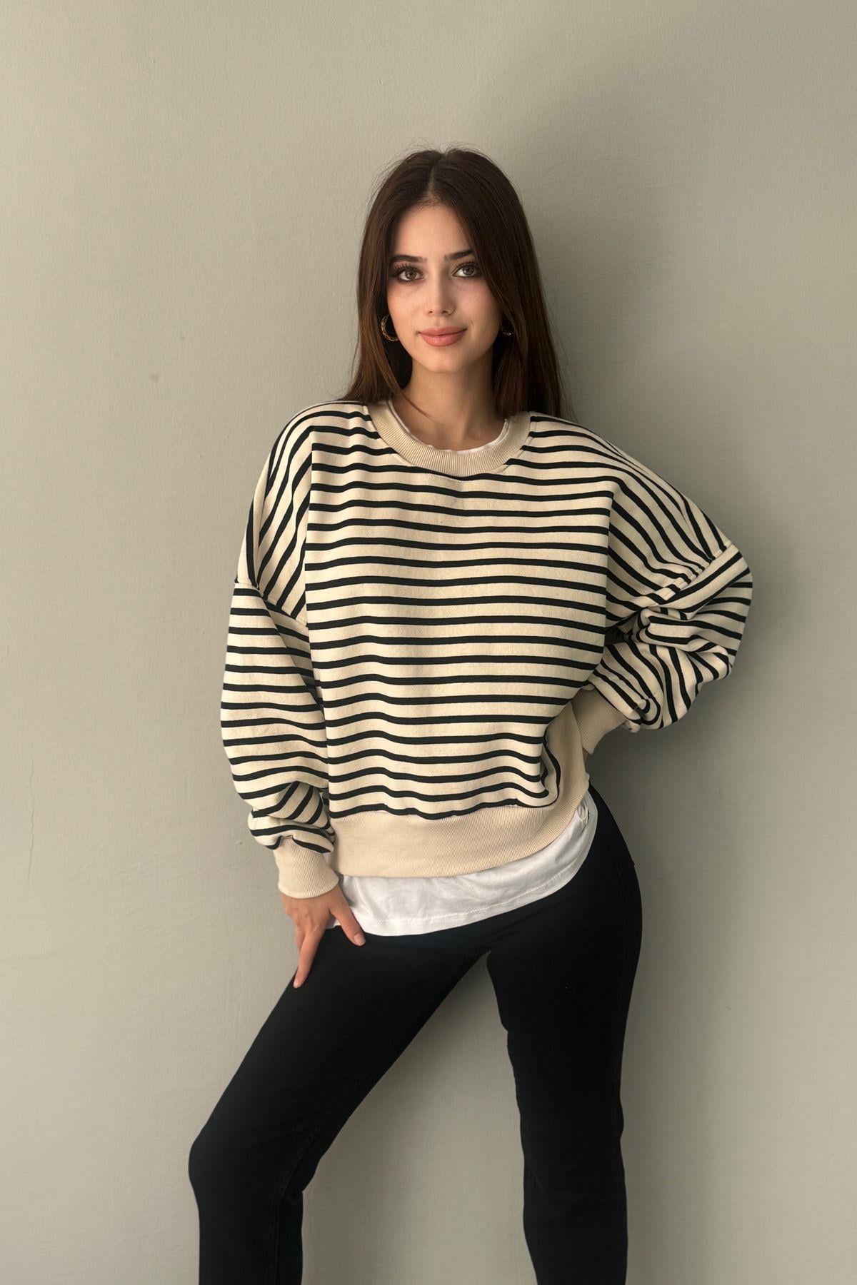 ÇİZGİ DETAYLI GARNİLİ SWETSHIRT