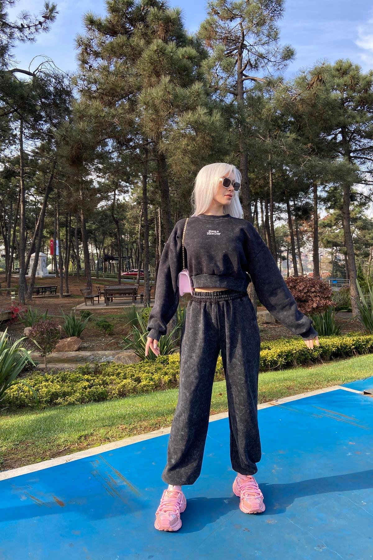 ETİKET VE NAKIŞ DETAYLI SWEATSHIRT