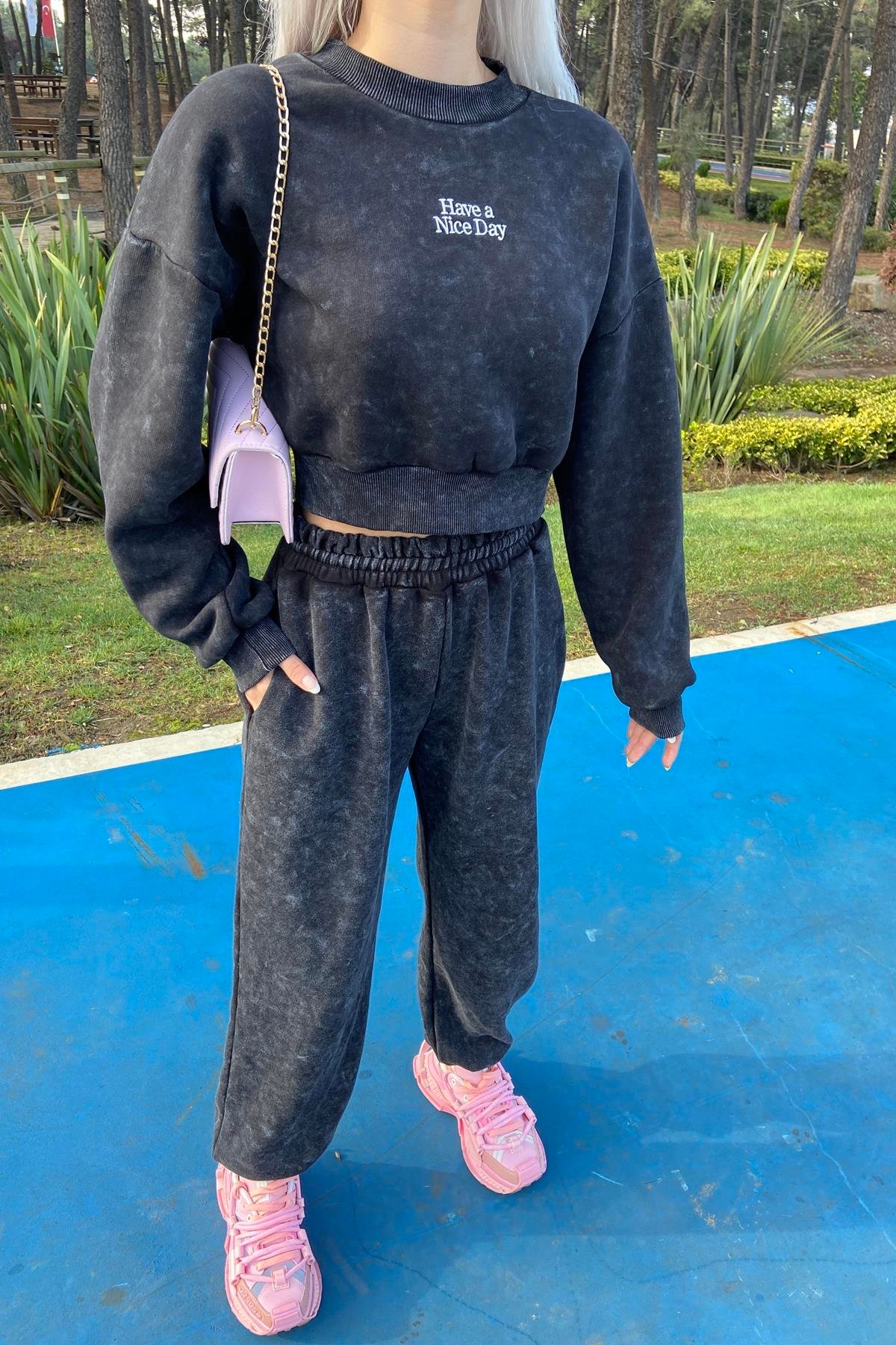 ETİKET VE NAKIŞ DETAYLI SWEATSHIRT