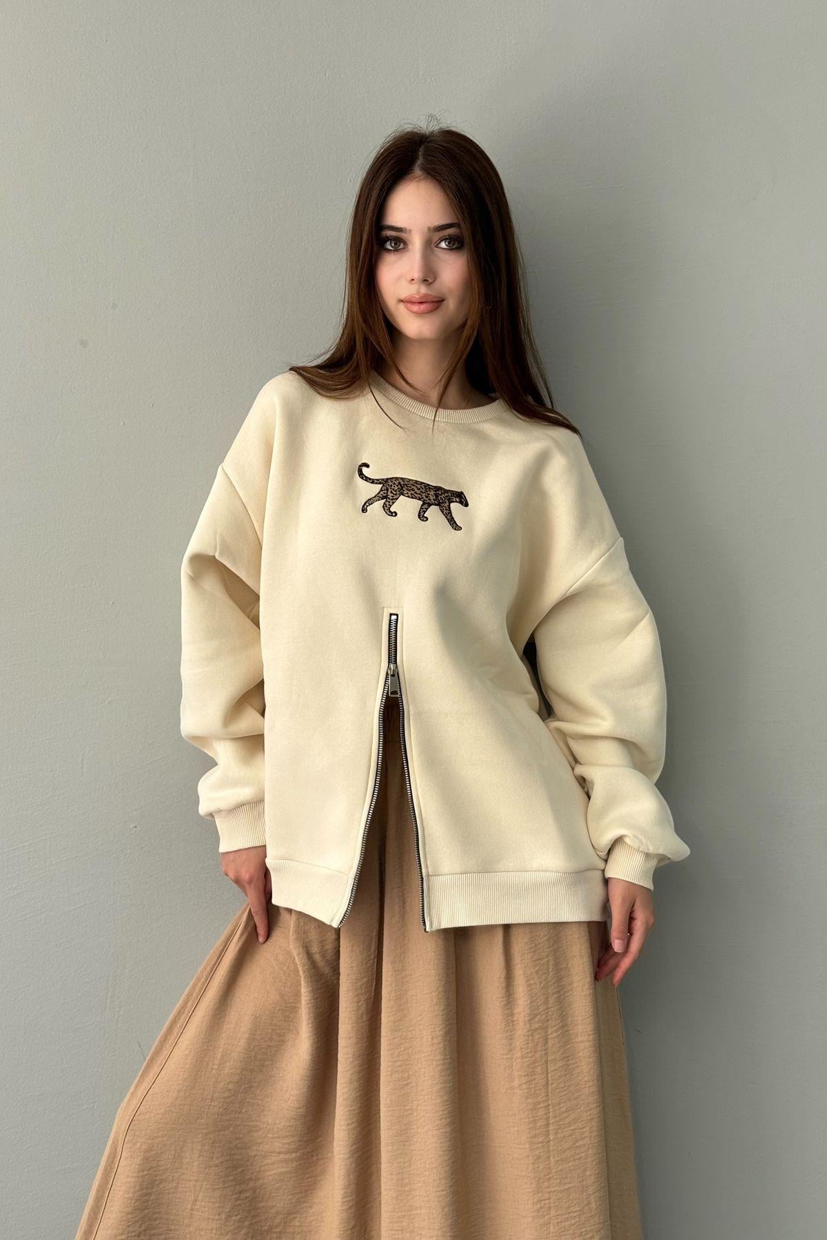 FERMUAR VE NAKIŞ DETAYLI SWEATSHIRT