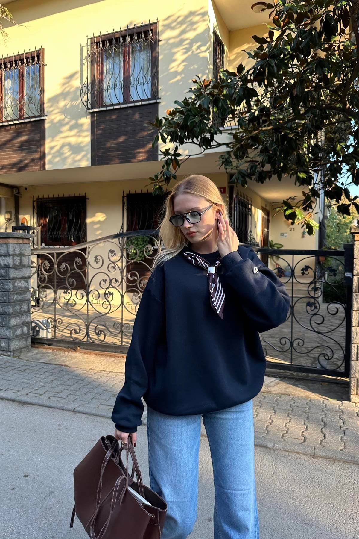 FULAR VE NAKIŞ DETAYLI SWEATSHIRT