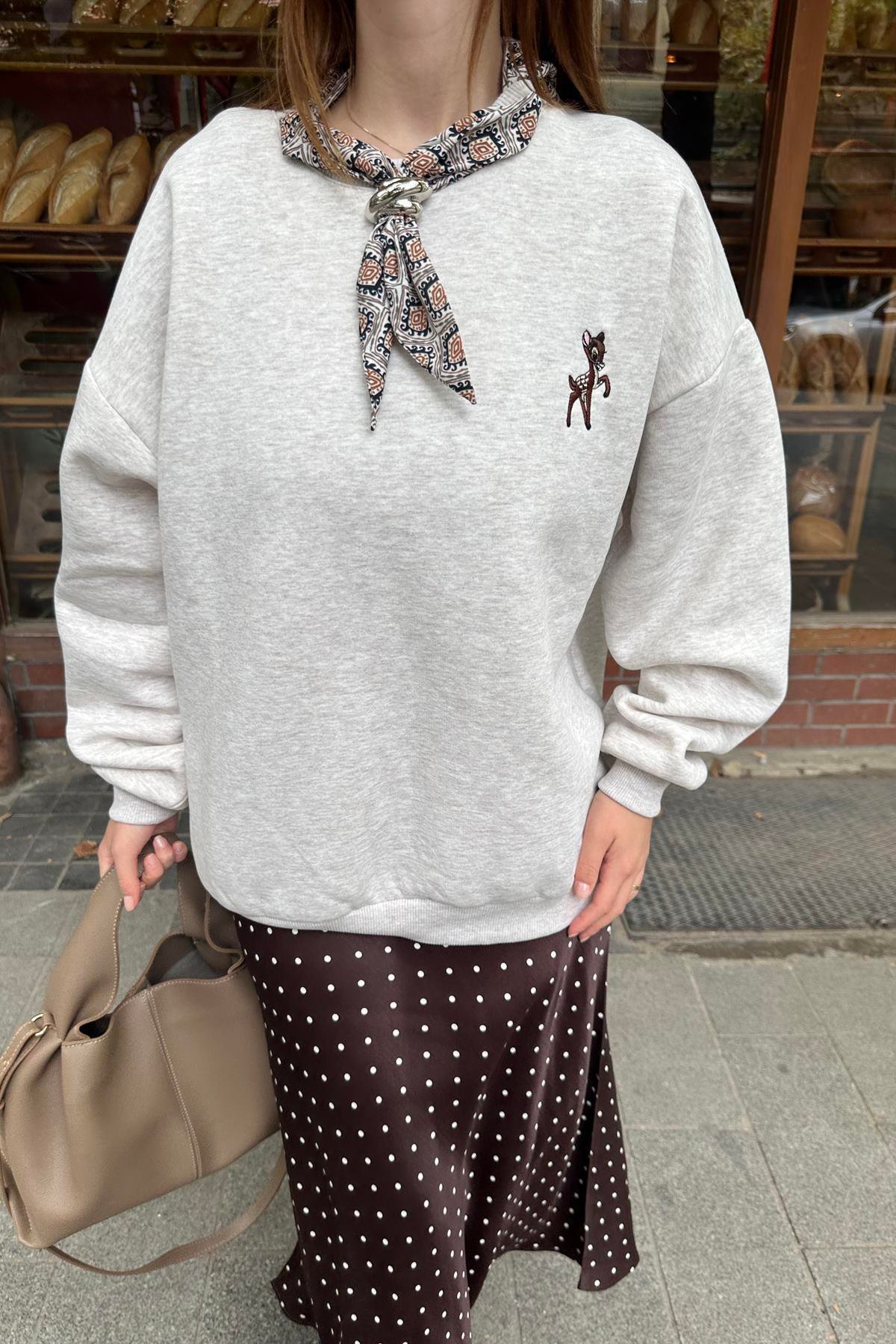 FULAR VE NAKIŞ DETAYLI SWEATSHIRT
