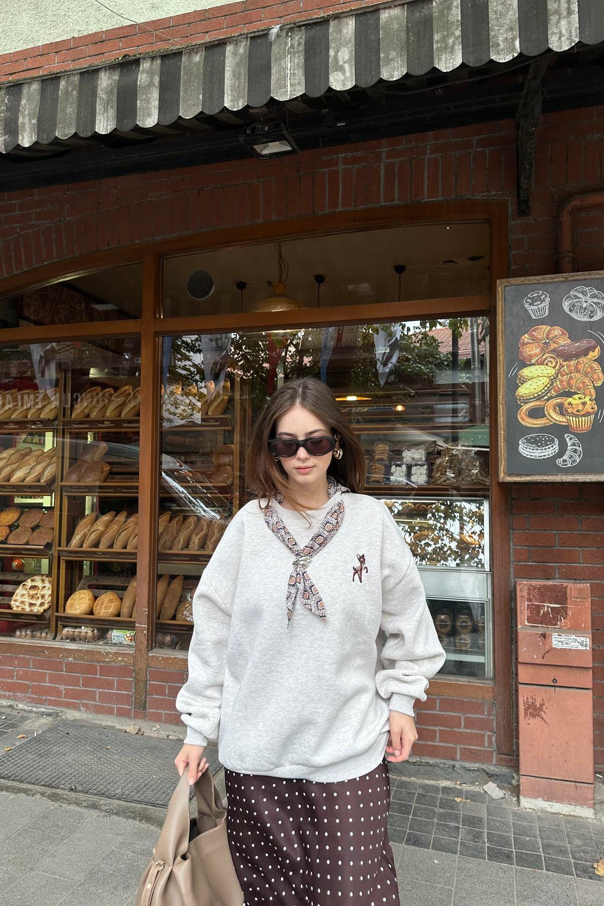 FULAR VE NAKIŞ DETAYLI SWEATSHIRT
