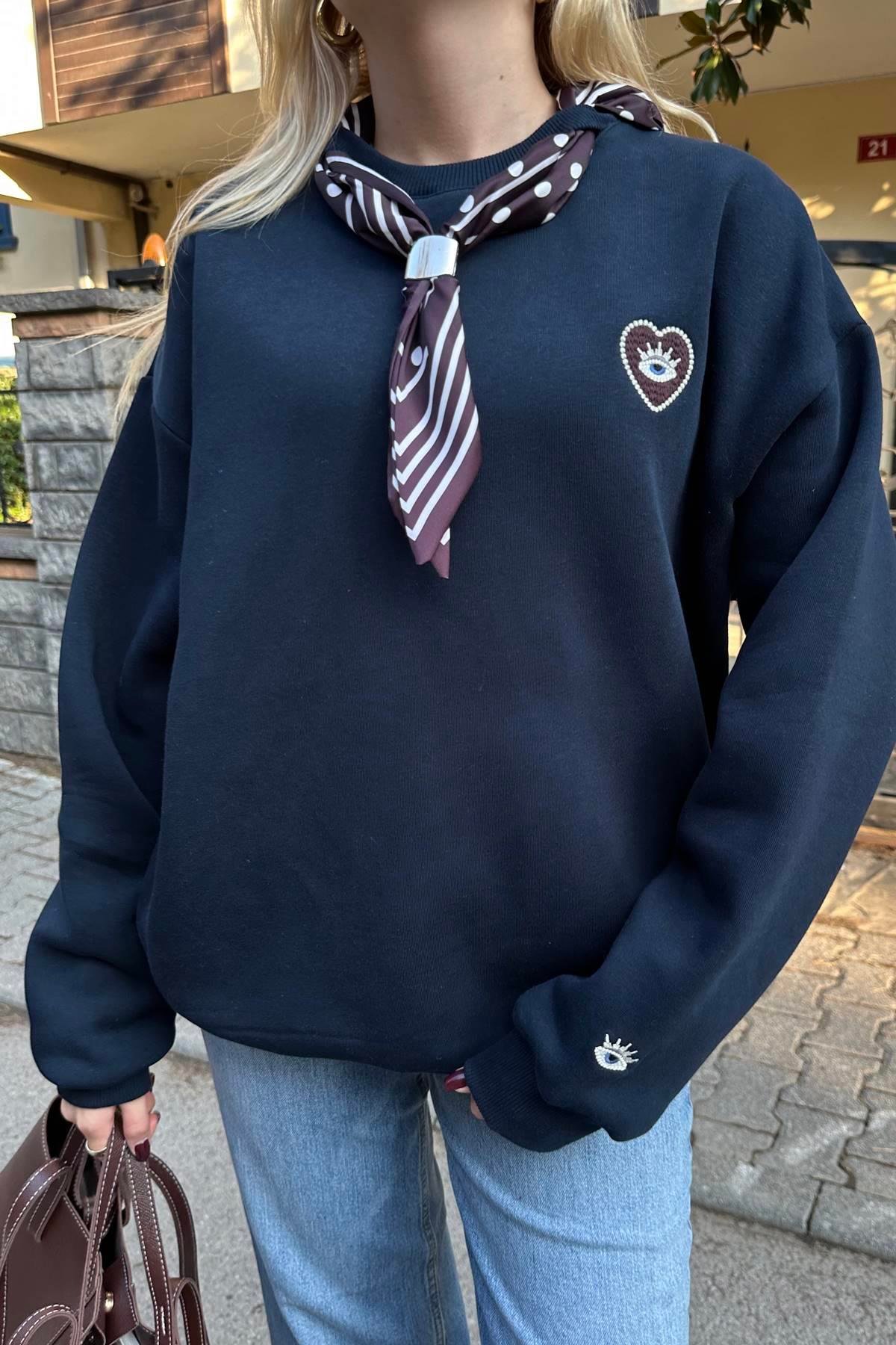 FULAR VE NAKIŞ DETAYLI SWEATSHIRT