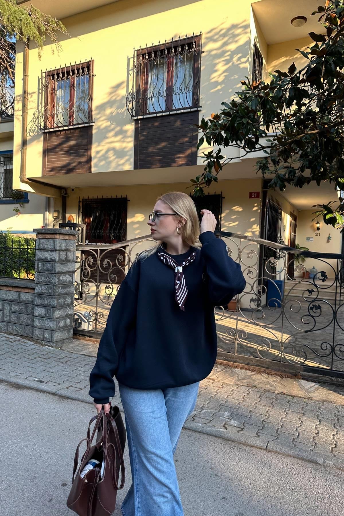 FULAR VE NAKIŞ DETAYLI SWEATSHIRT