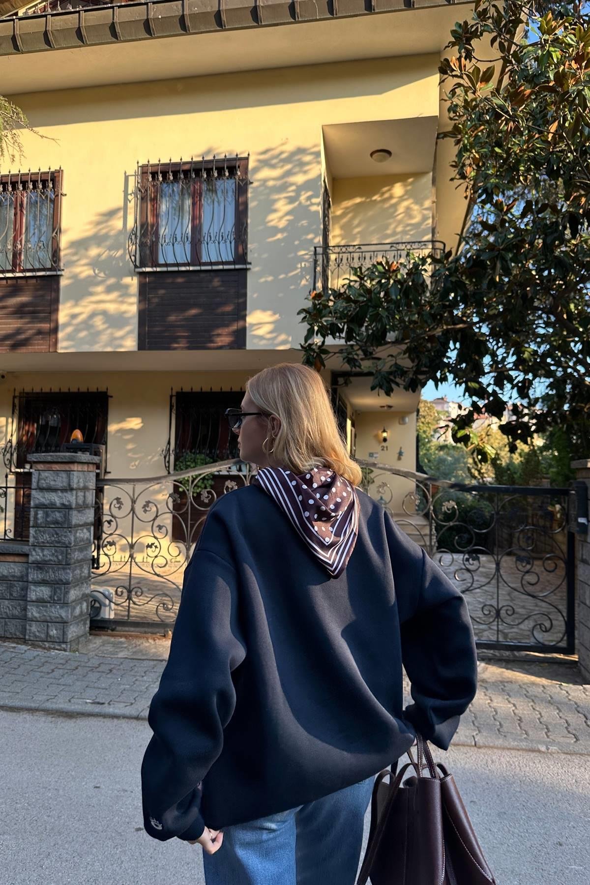 FULAR VE NAKIŞ DETAYLI SWEATSHIRT