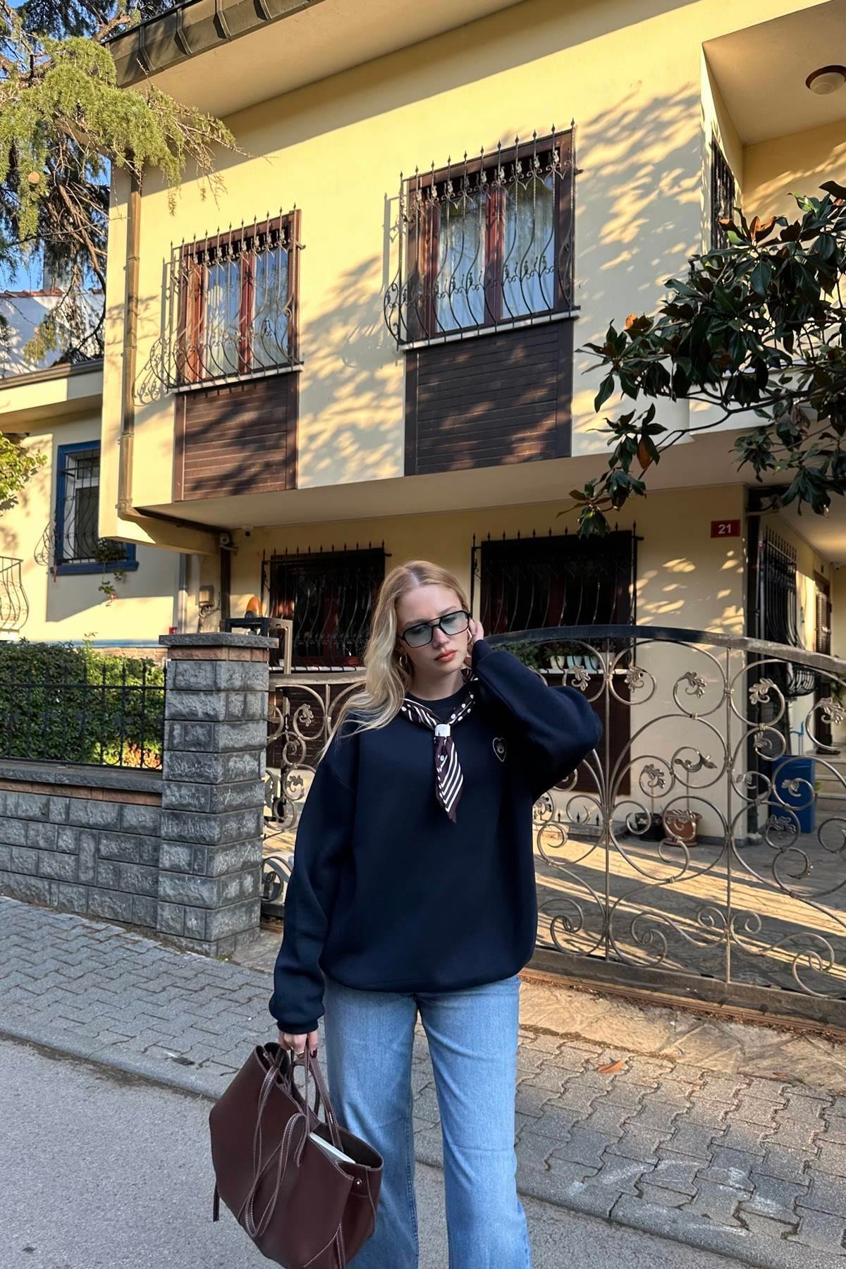 FULAR VE NAKIŞ DETAYLI SWEATSHIRT