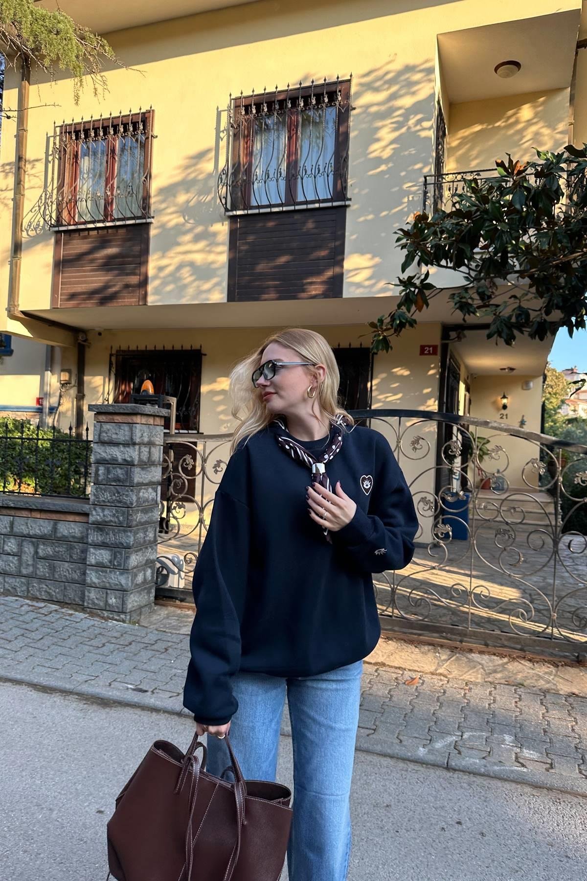 FULAR VE NAKIŞ DETAYLI SWEATSHIRT