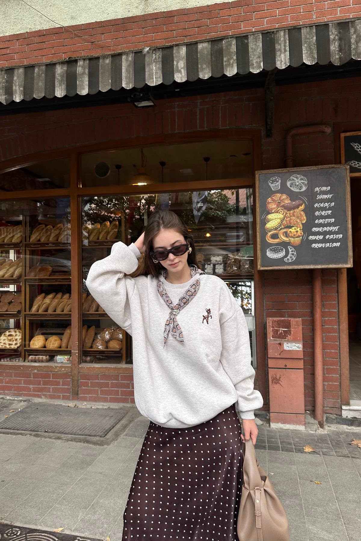 FULAR VE NAKIŞ DETAYLI SWEATSHIRT