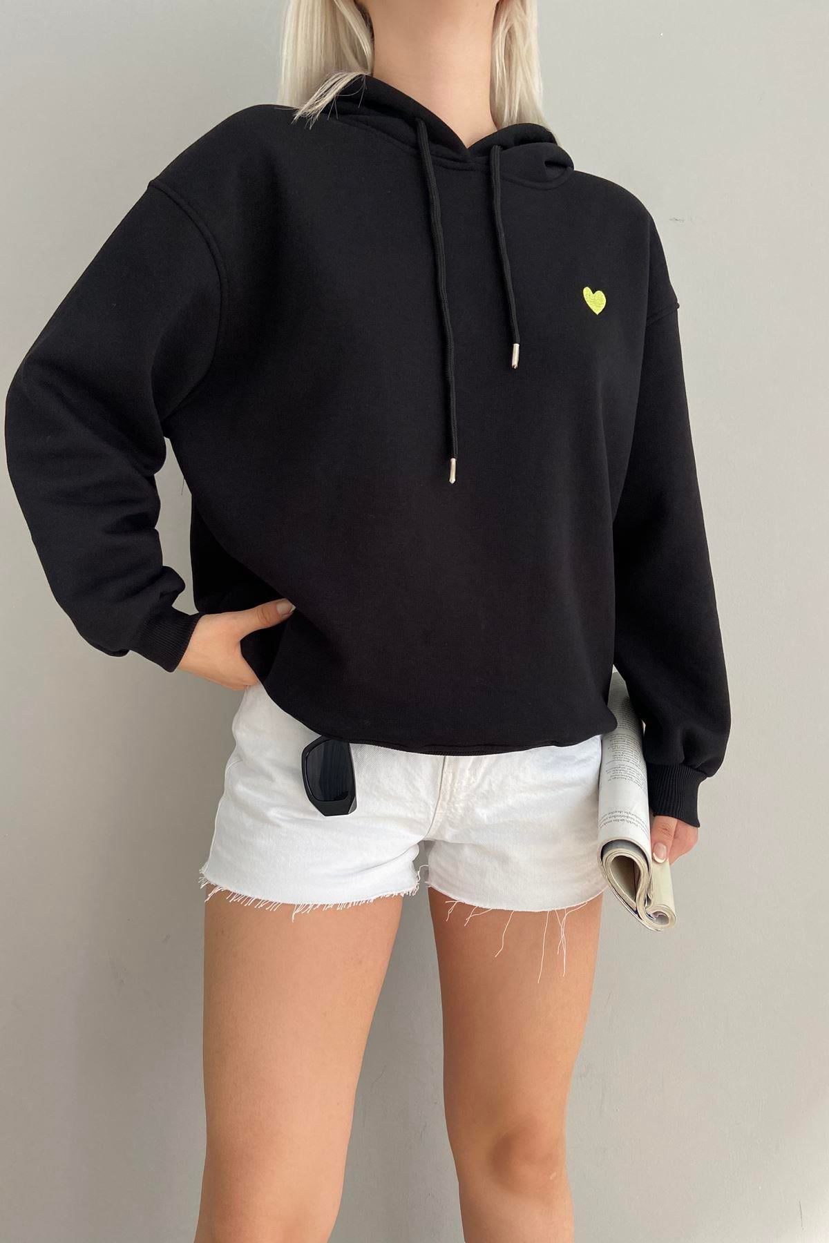 KALP NAKIŞLI KAPŞONLU SWEATSHIRT