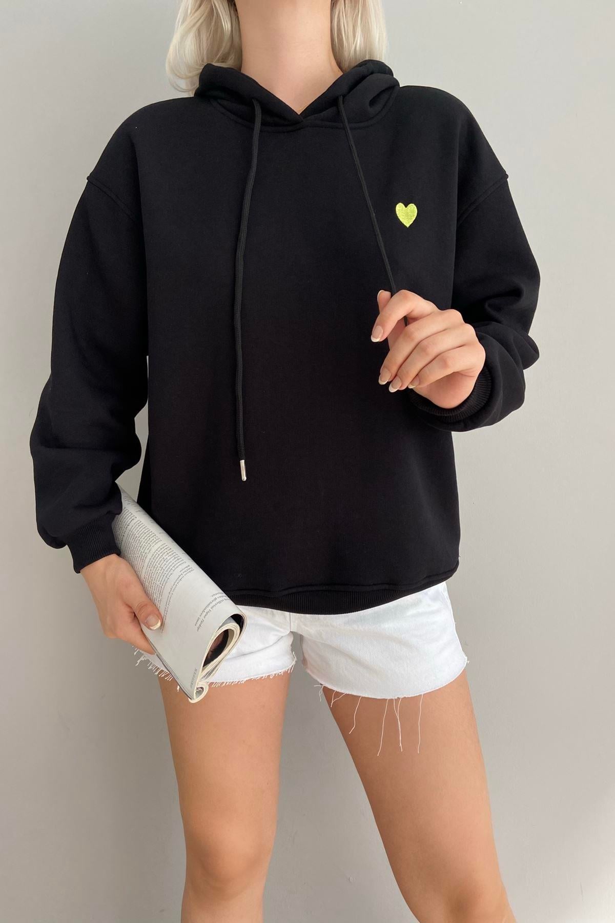 KALP NAKIŞLI KAPŞONLU SWEATSHIRT