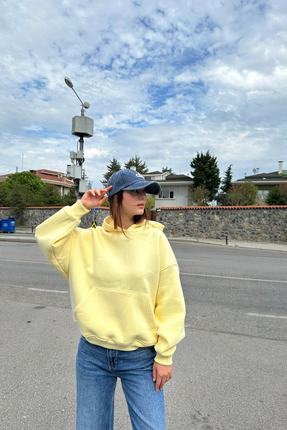KAPŞONLU CEPLİ SWEATSHIRT