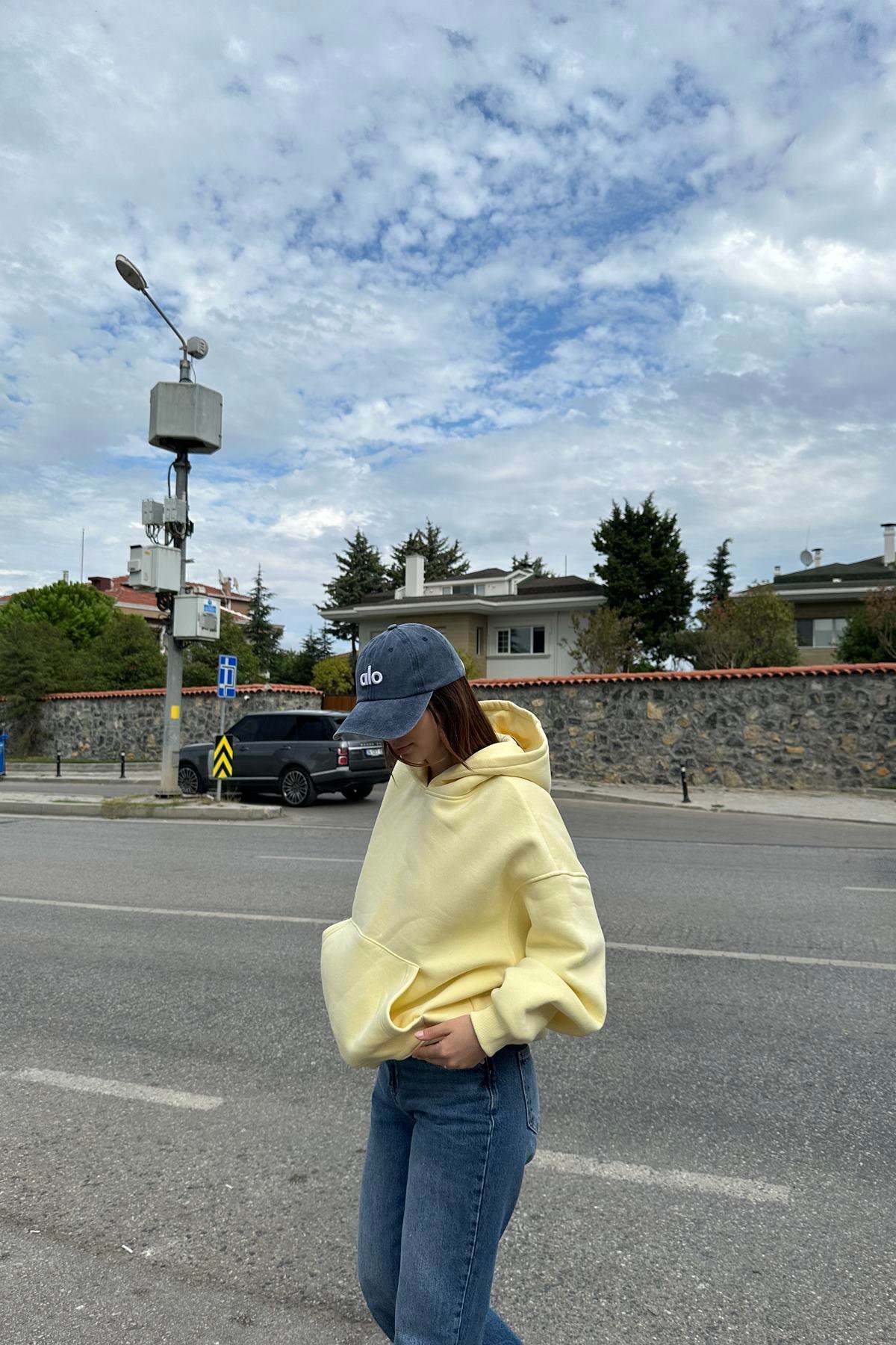KAPŞONLU CEPLİ SWEATSHIRT