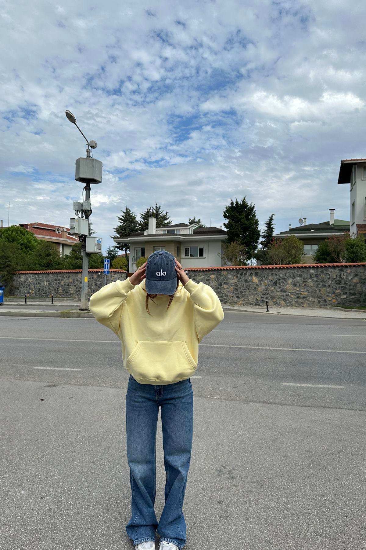 KAPŞONLU CEPLİ SWEATSHIRT