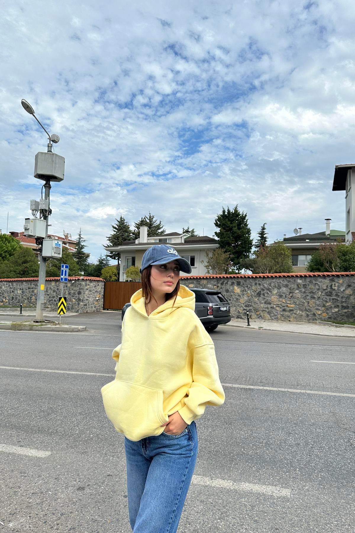 KAPŞONLU CEPLİ SWEATSHIRT