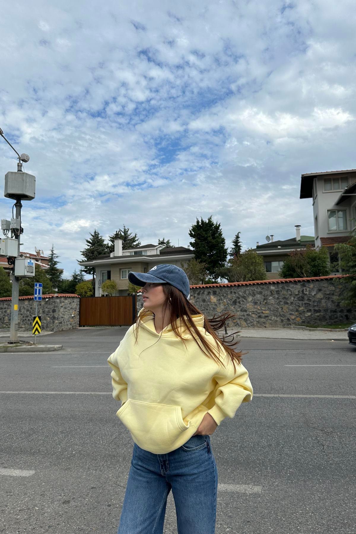 KAPŞONLU CEPLİ SWEATSHIRT