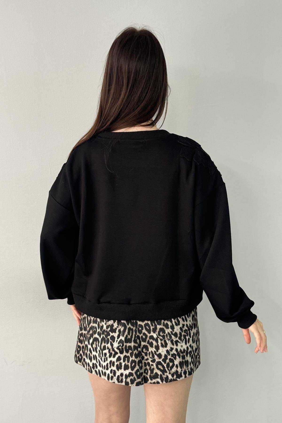 OMUZ GÜL NAKIŞLI SWEATSHIRT