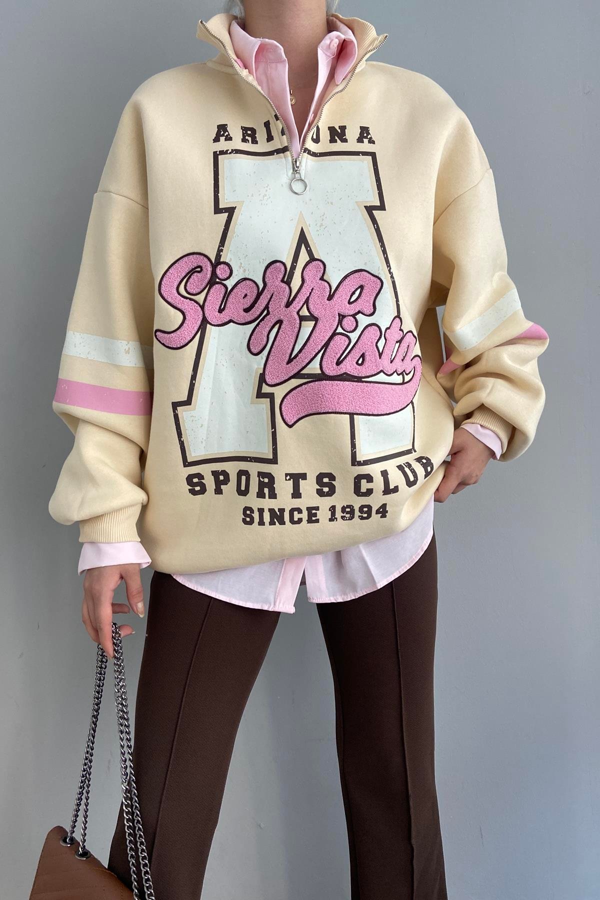 ÖNÜ FERMUARLI NAKIŞLI SWEATSHIRT