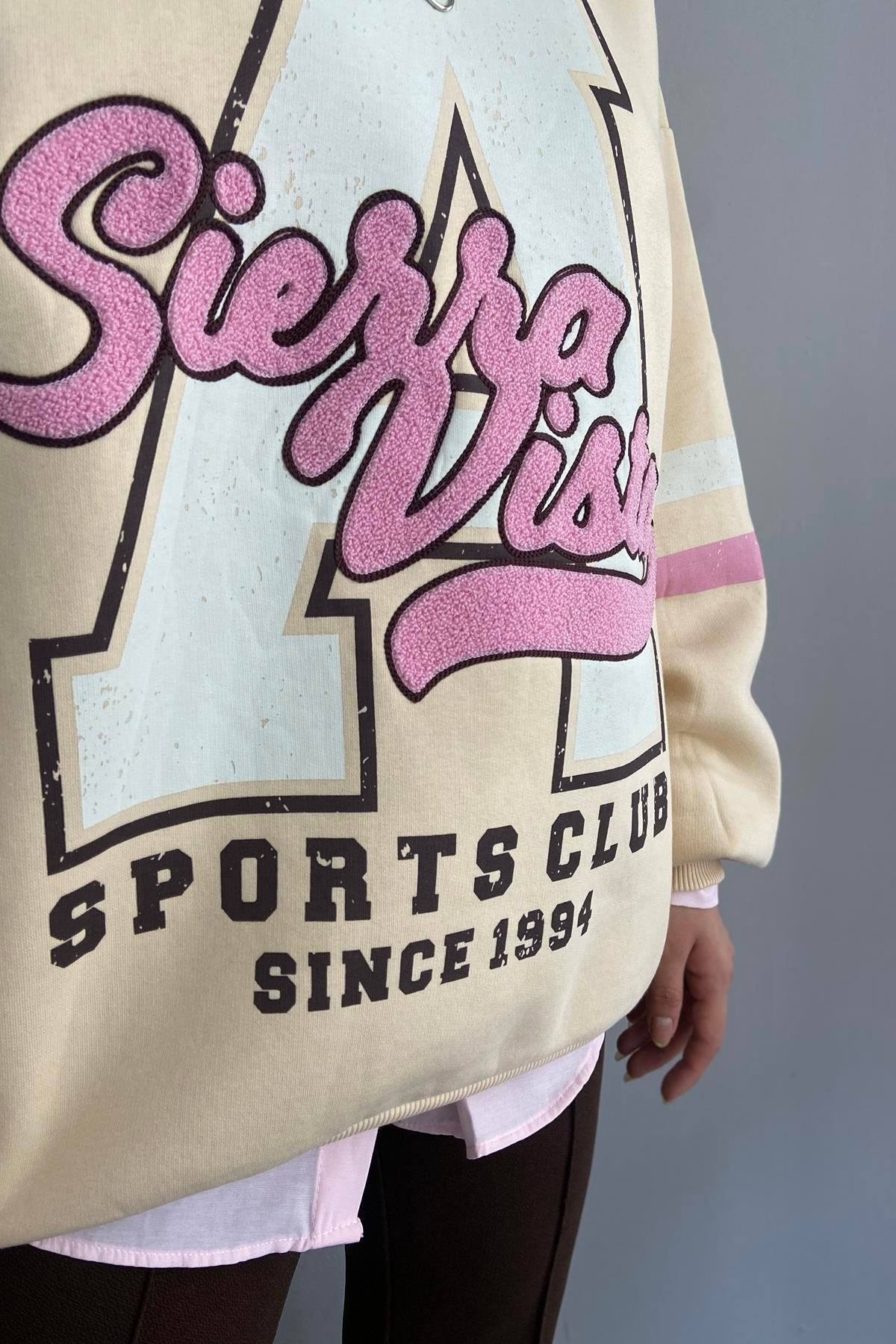 ÖNÜ FERMUARLI NAKIŞLI SWEATSHIRT