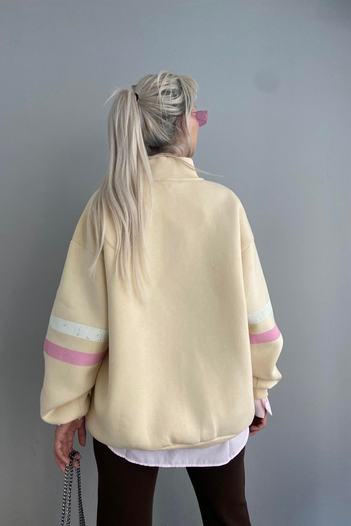 ÖNÜ FERMUARLI NAKIŞLI SWEATSHIRT