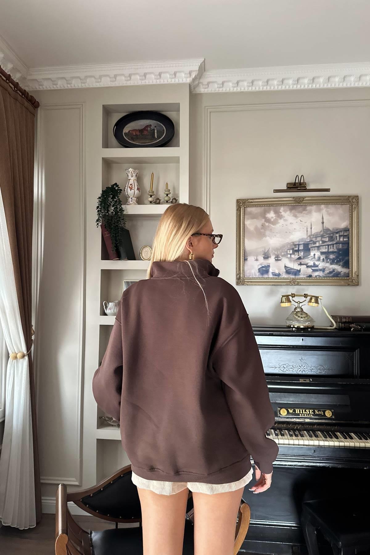 PATI FERMUARLI NAKIŞ DETAYLI SWEATSHIRT