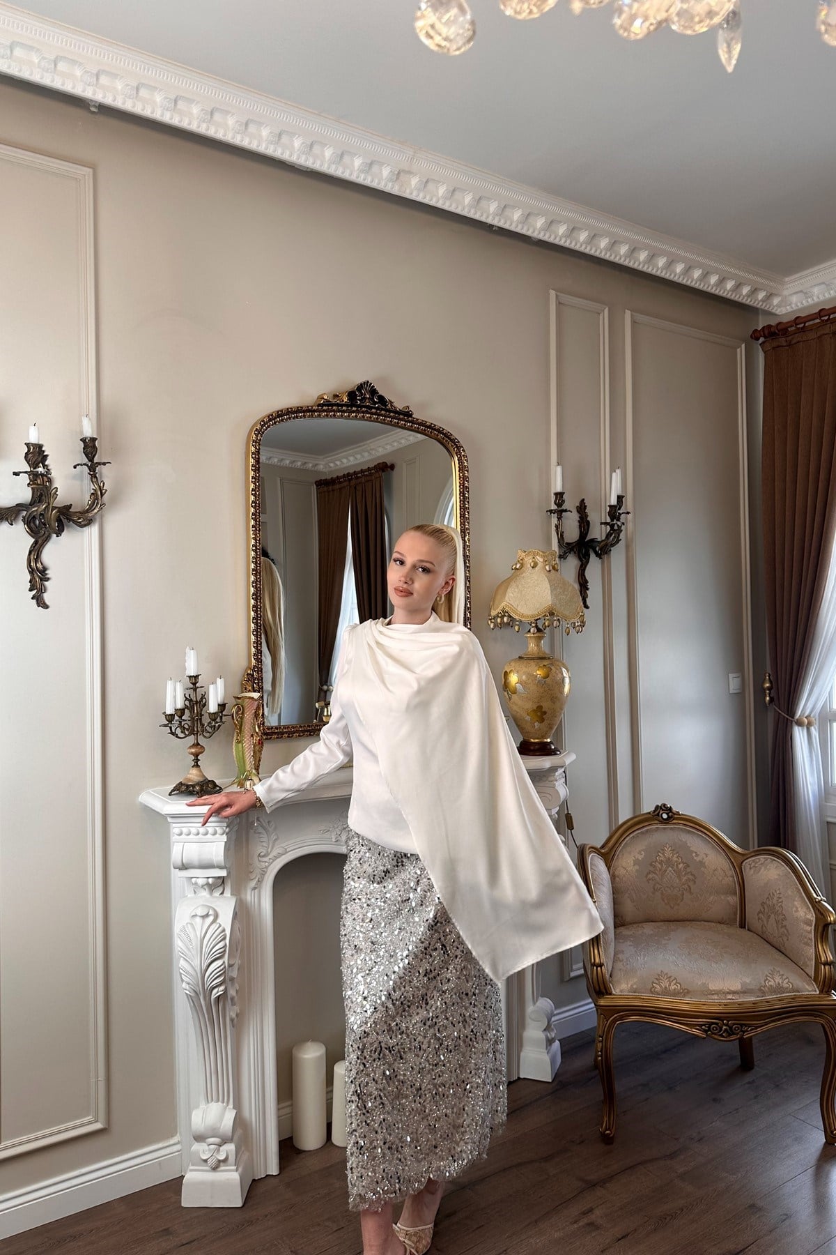 ETEĞİ TAŞ PAYET DETAY SATEN BLUZ TAKIM