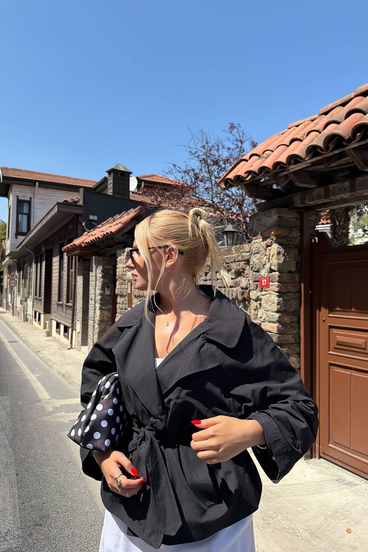 KRUVAZE DETAY KUŞAKLI KISA TRENÇ