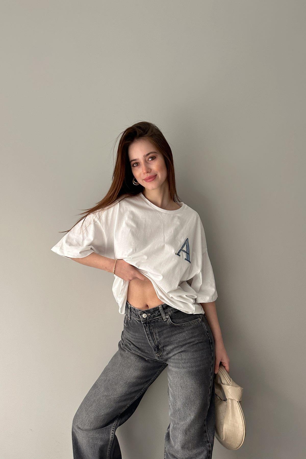 A NAKIŞ DETAYLI TSHIRT