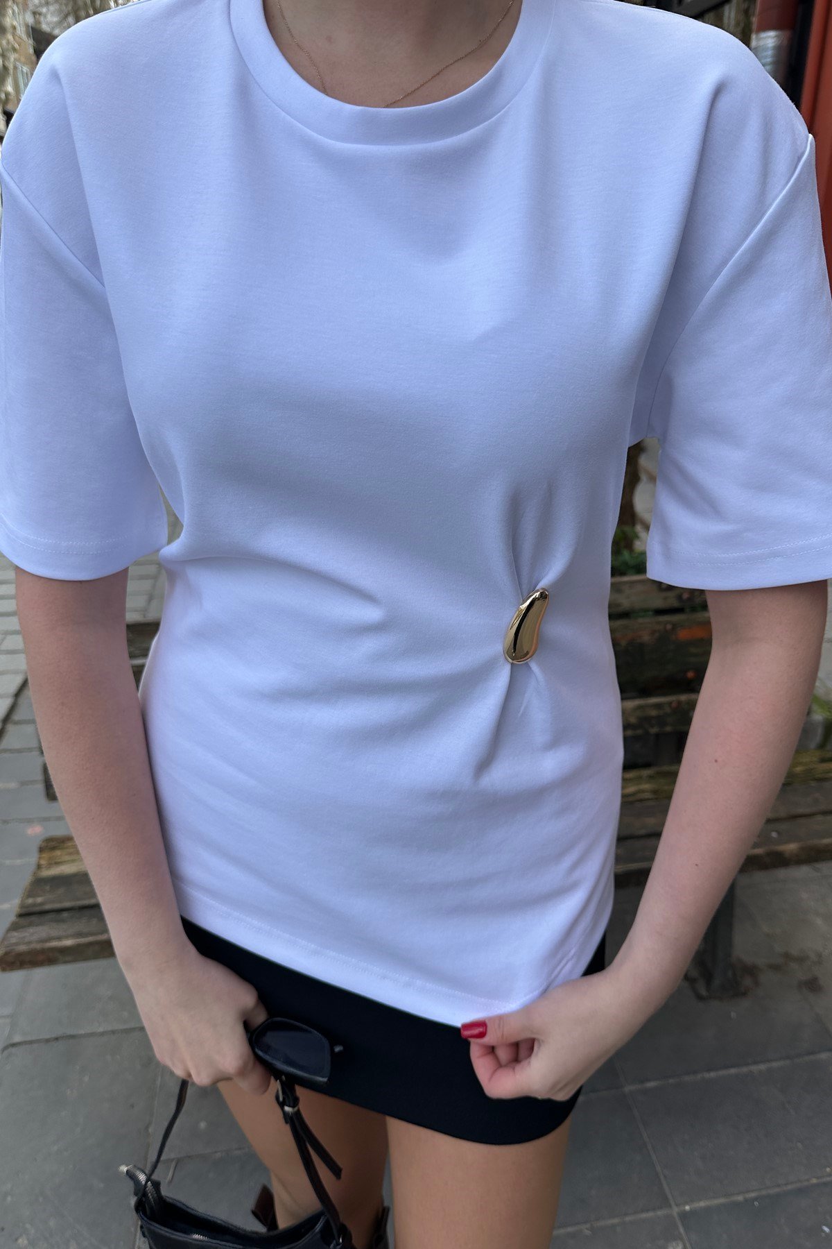 AKSESUAR DETAYLI KISA KOLLU TSHIRT