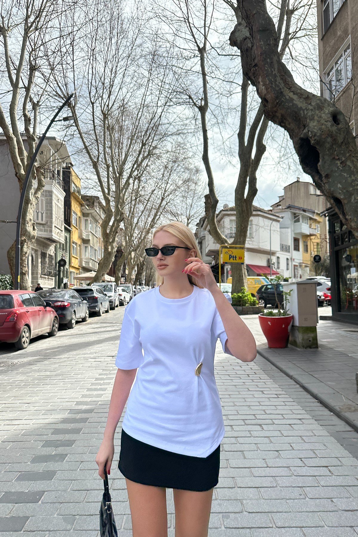 AKSESUAR DETAYLI KISA KOLLU TSHIRT