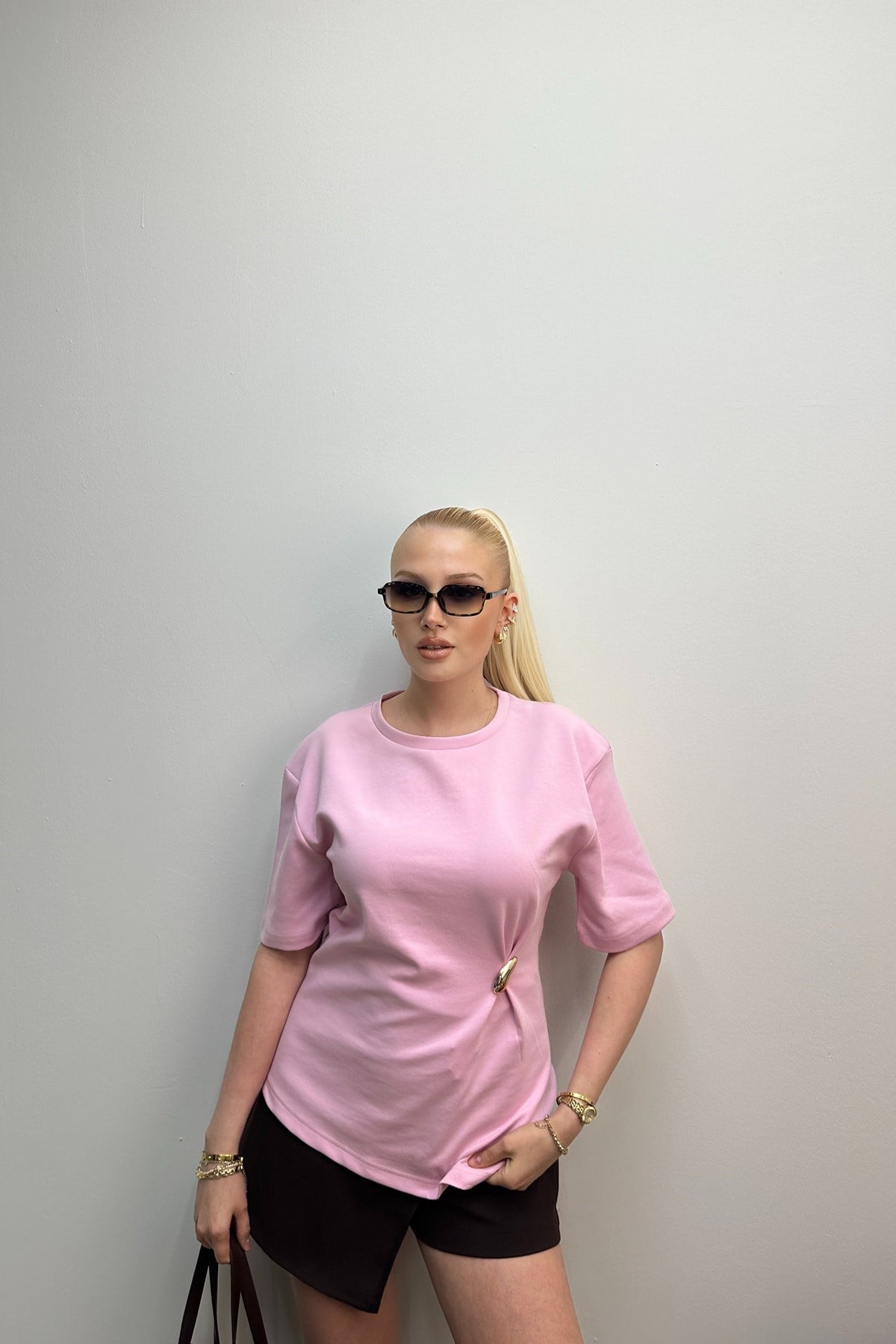 AKSESUAR DETAYLI KISA KOLLU TSHIRT
