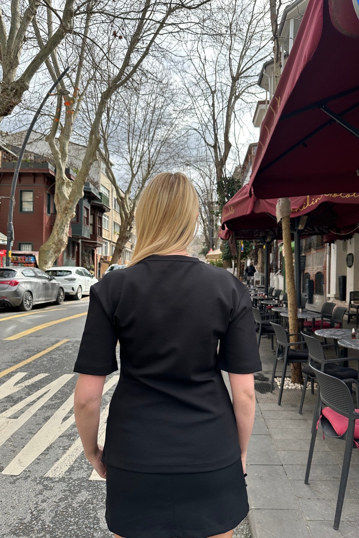 AKSESUAR DETAYLI KISA KOLLU TSHIRT