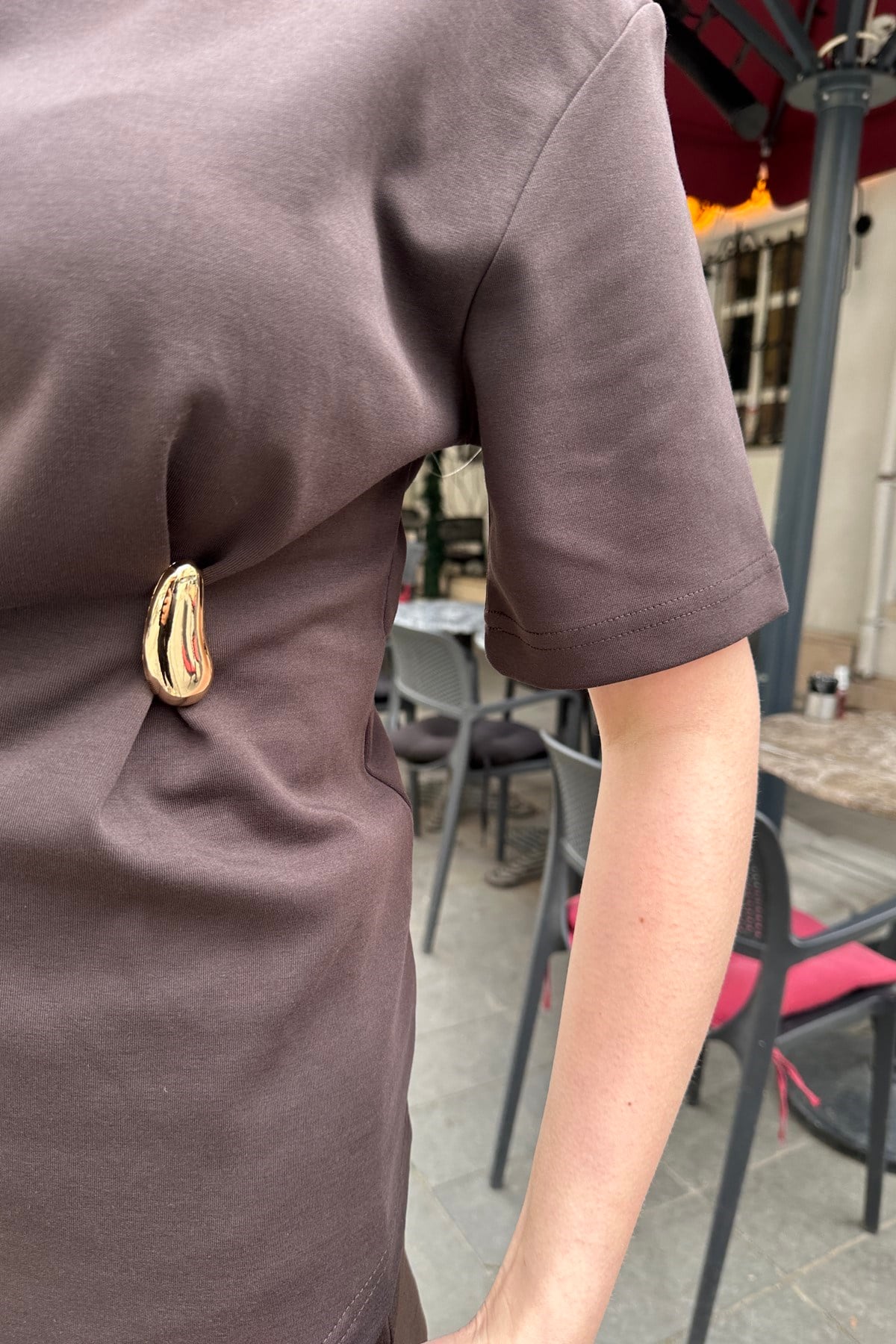 AKSESUAR DETAYLI KISA KOLLU TSHIRT