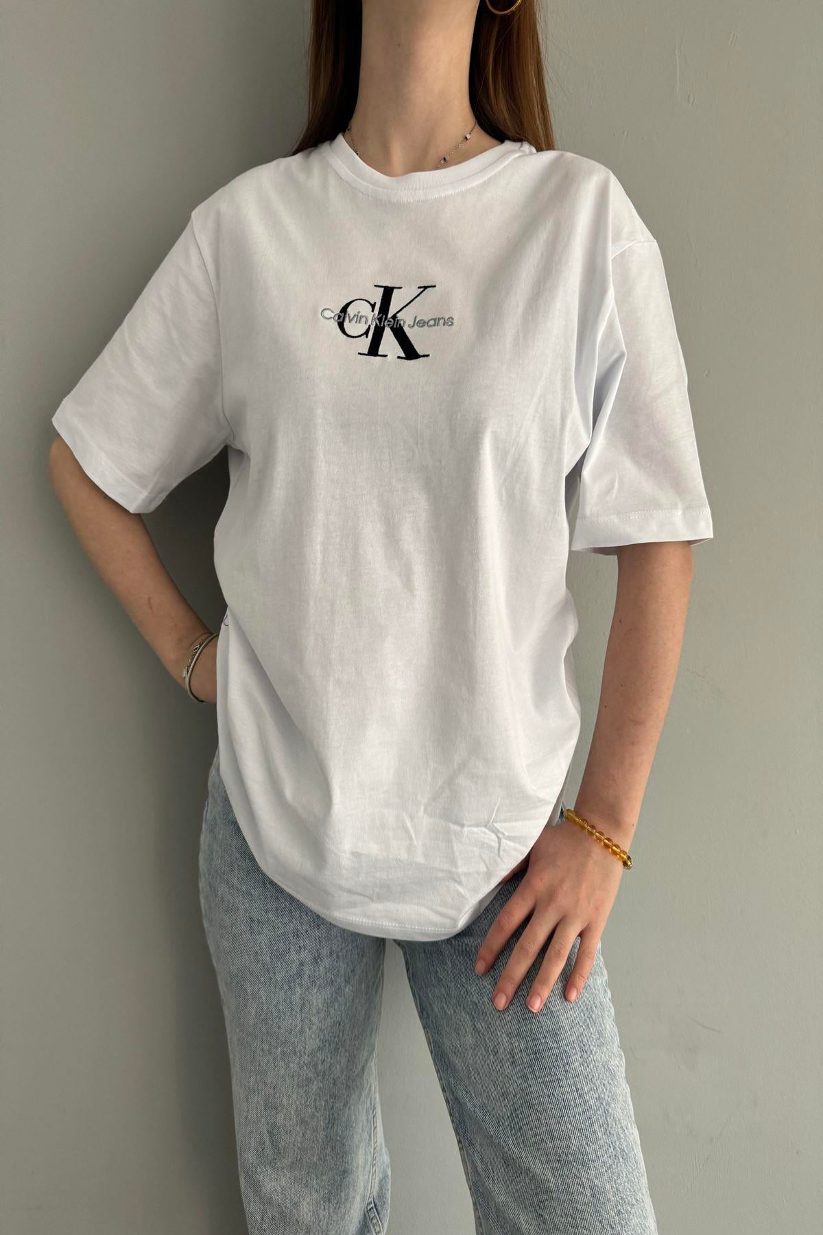 BASKI BE NAKIŞ DETAYLI TSHIRT