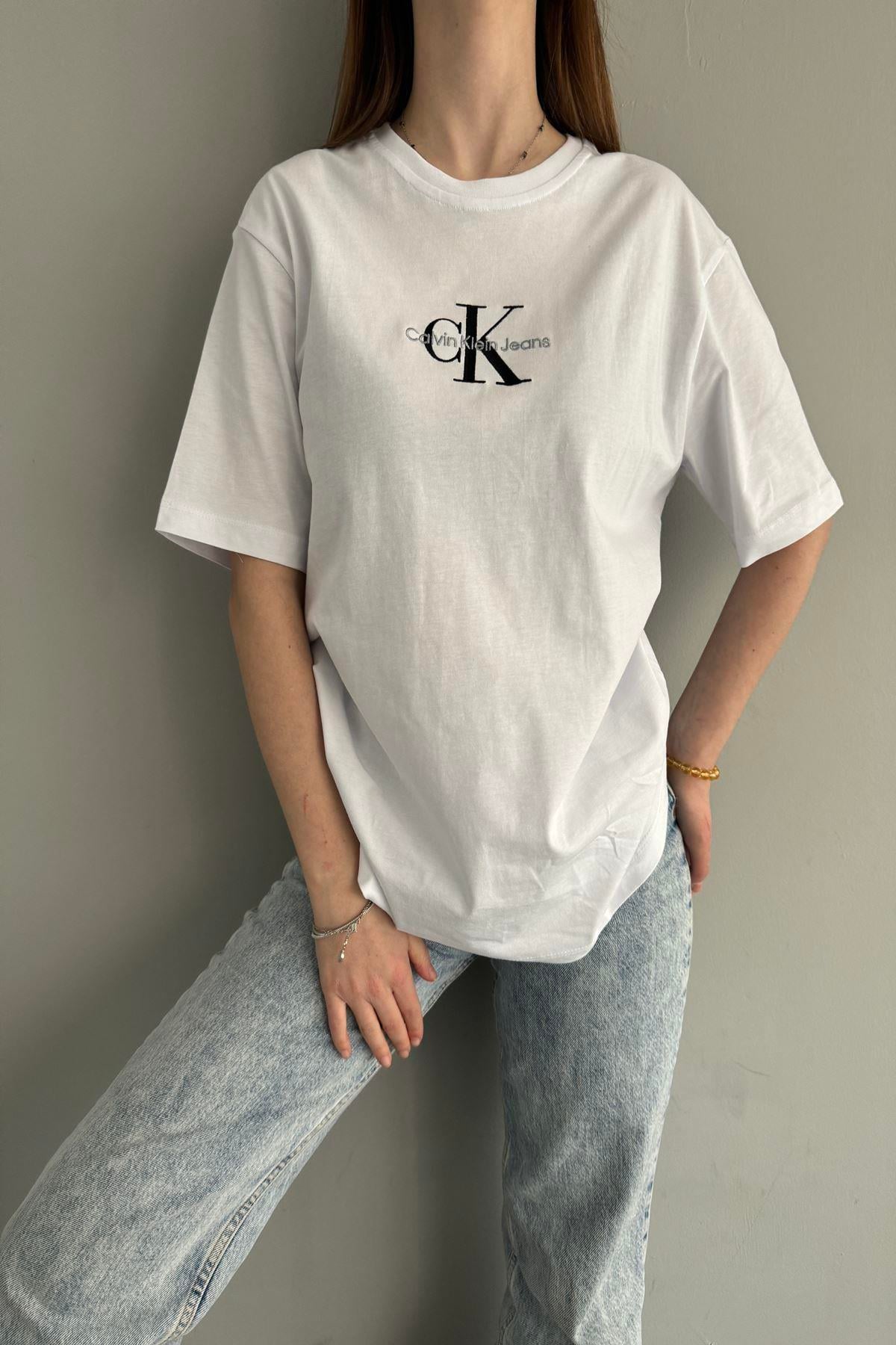 BASKI BE NAKIŞ DETAYLI TSHIRT