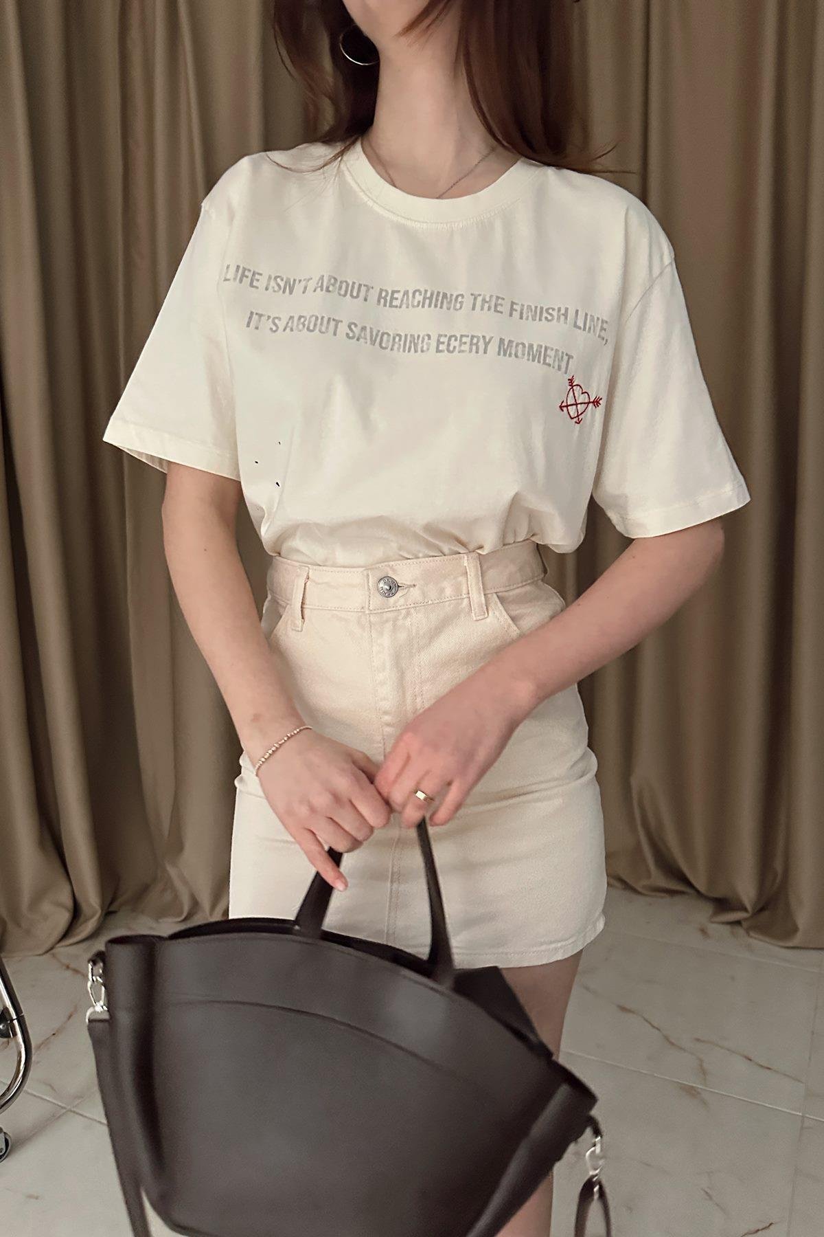 BASKI VE NAKIŞ DETAYLI TSHIRT