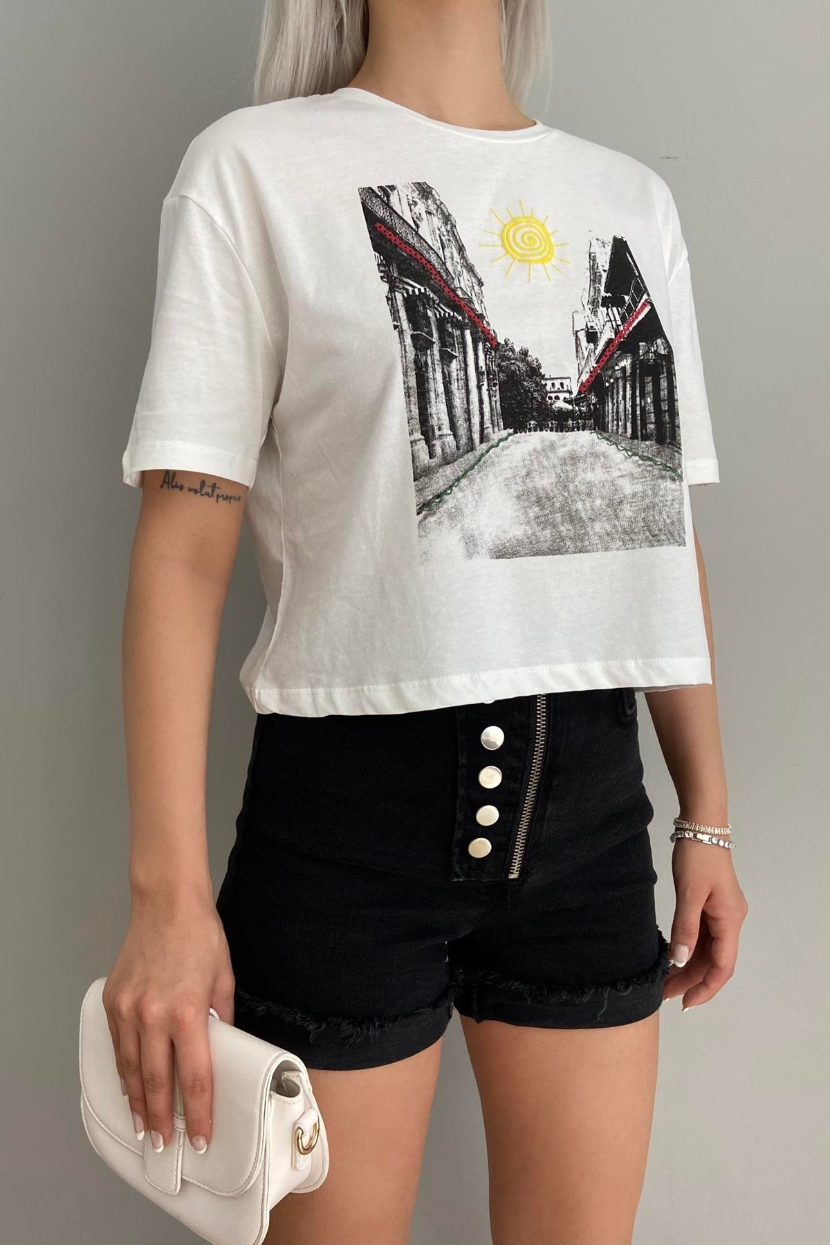 BASKILI VE NAKIŞLI TSHIRT