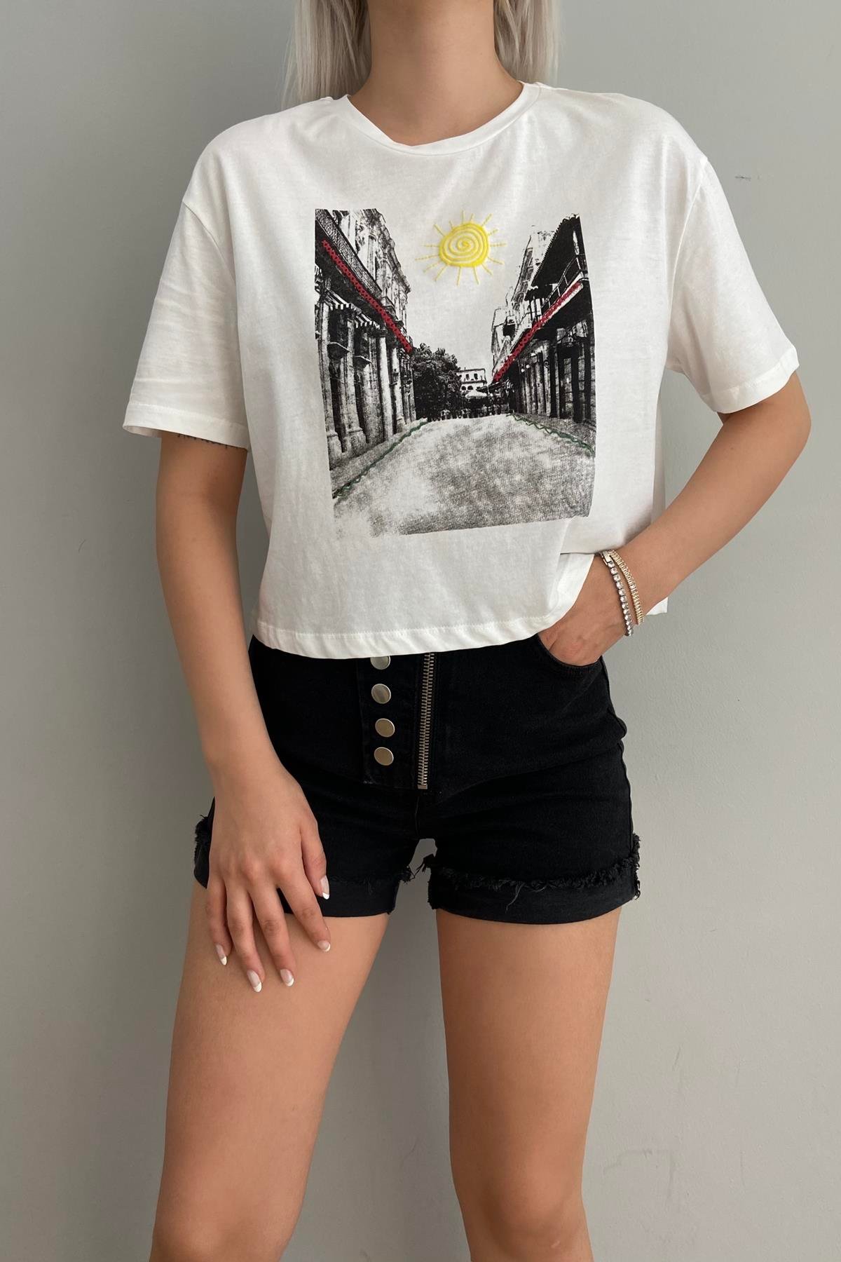 BASKILI VE NAKIŞLI TSHIRT