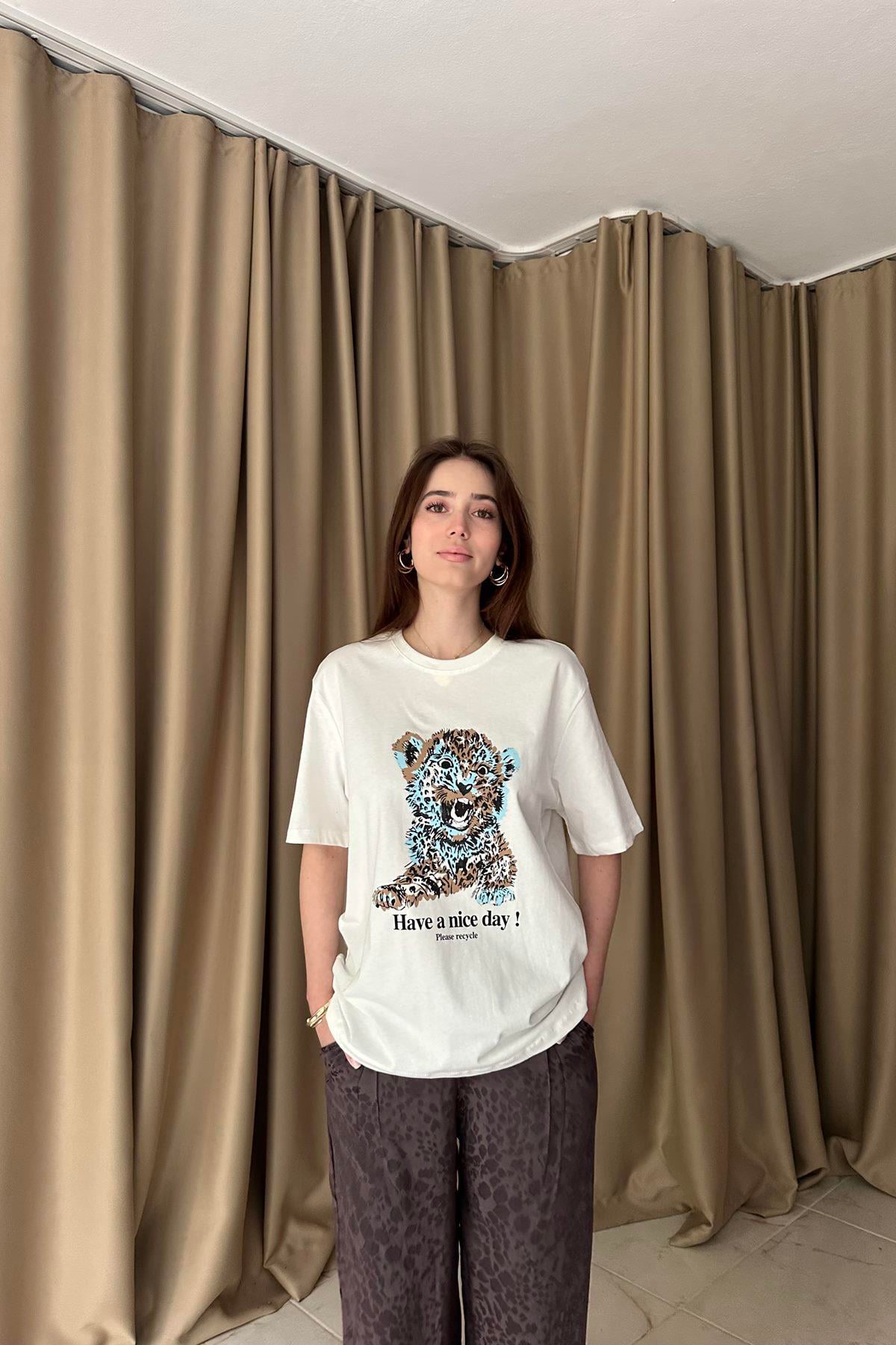 BİİSİKLET YAKA ASLAN BASKILI TSHIRT