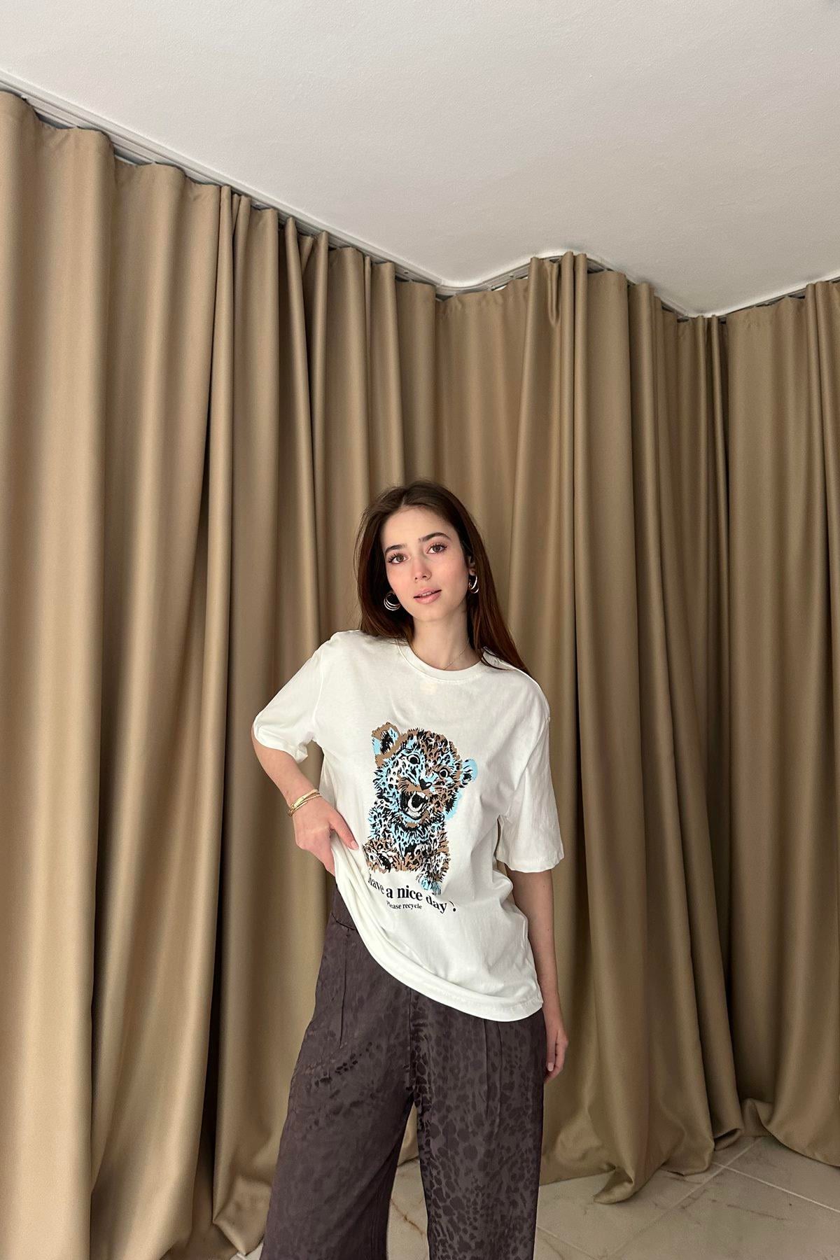 BİİSİKLET YAKA ASLAN BASKILI TSHIRT