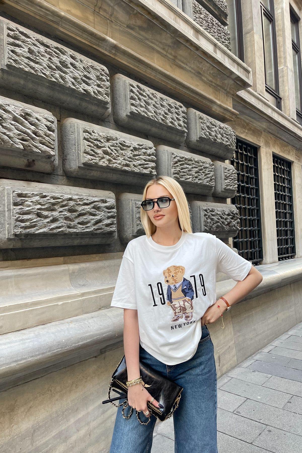 BİSİKLET YAKA AYICIK NAKIŞLI TSHIRT