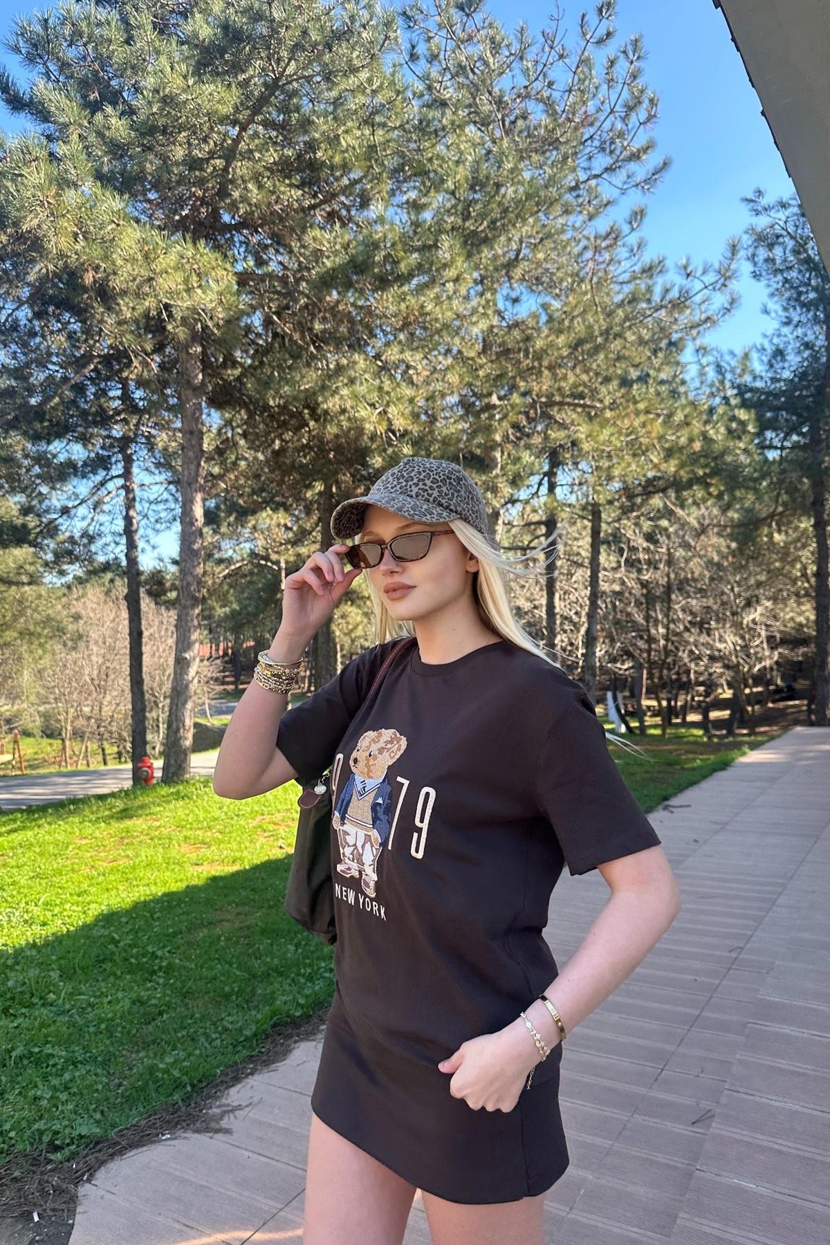 BİSİKLET YAKA AYICIK NAKIŞLI TSHIRT