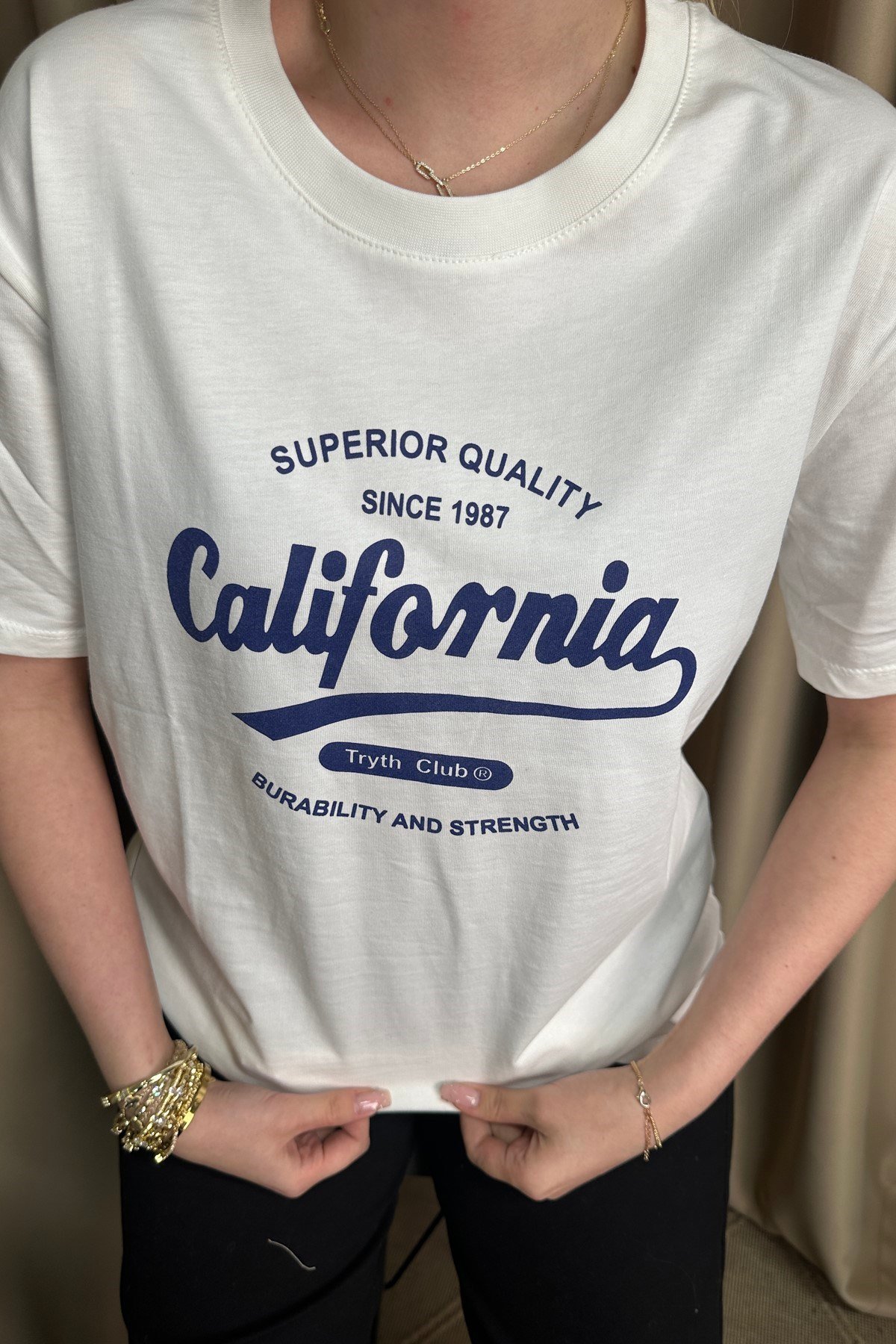 BİSİKLET YAKA BASKI VE NAKIŞ DETAYLI TSHIRT