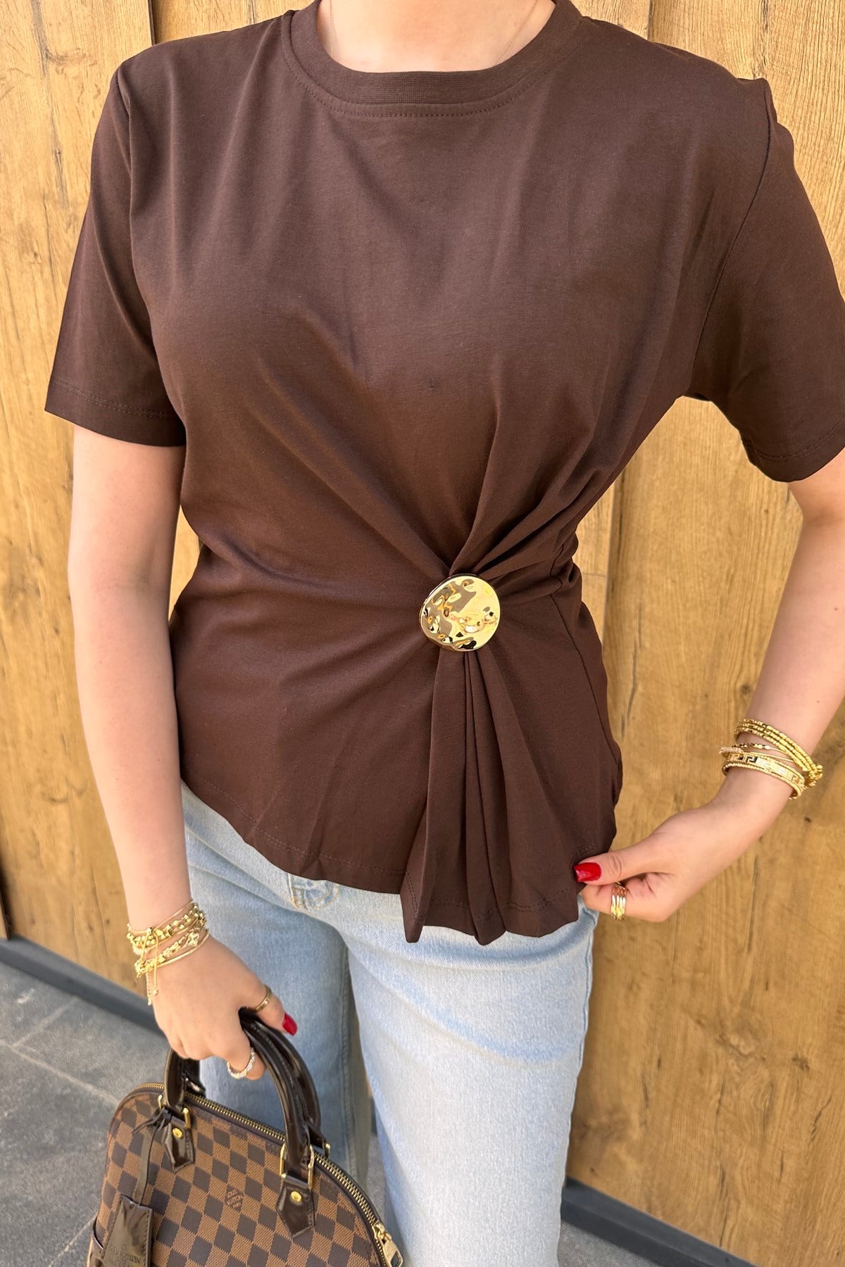 BİSİKLET YAKA BÜZGÜ VE AKSESUAR DETAYLI TSHIRT