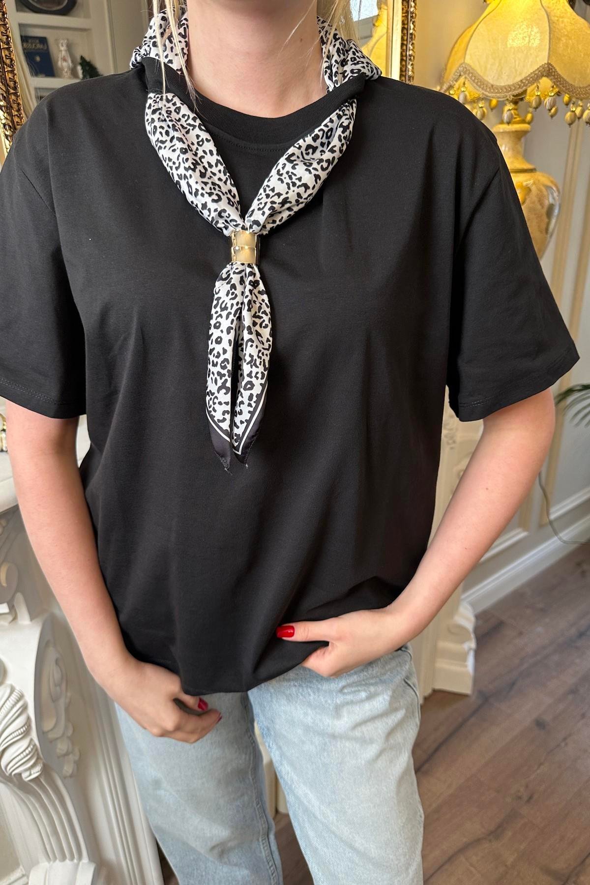 BİSİKLET YAKA FULAR DETAY TSHIRT