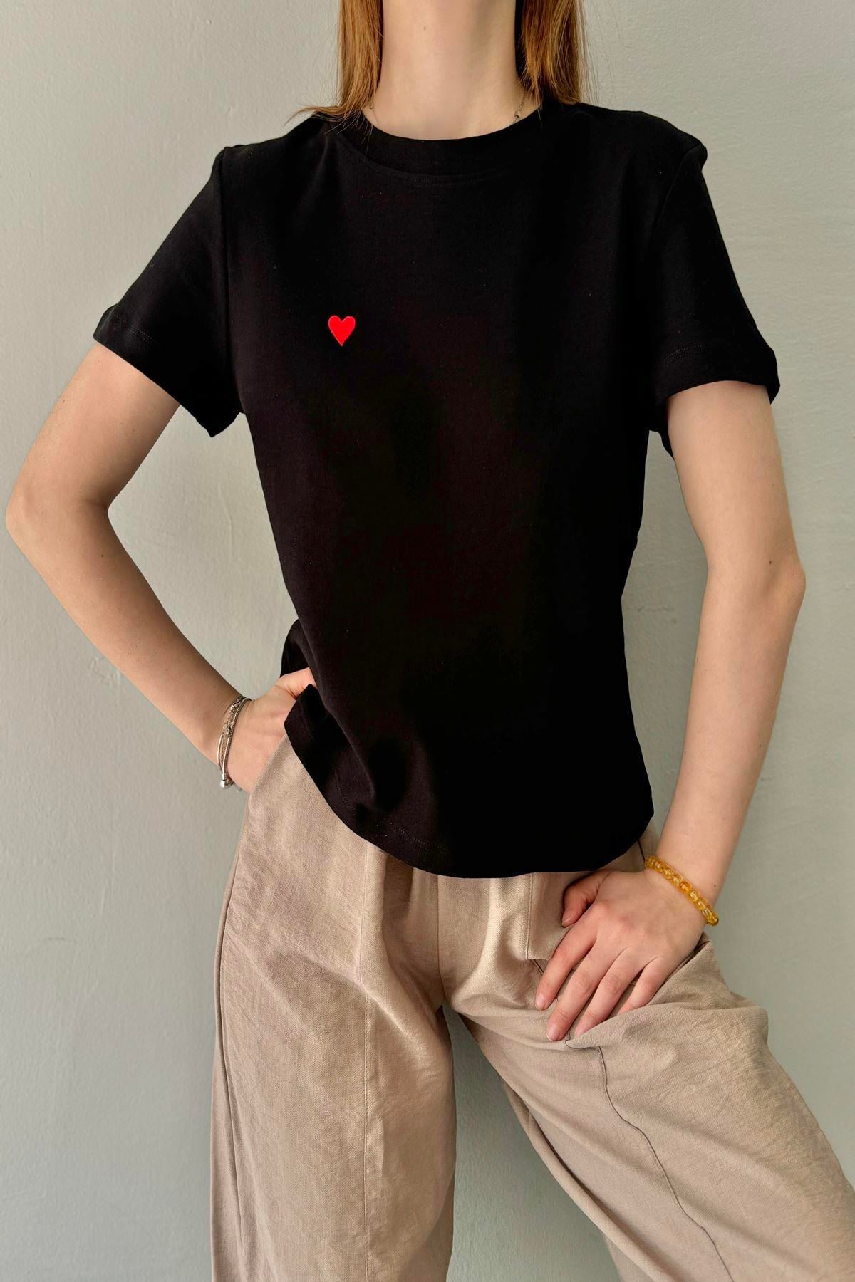 BİSİKLET YAKA KALP NAKIŞLI TSHIRT