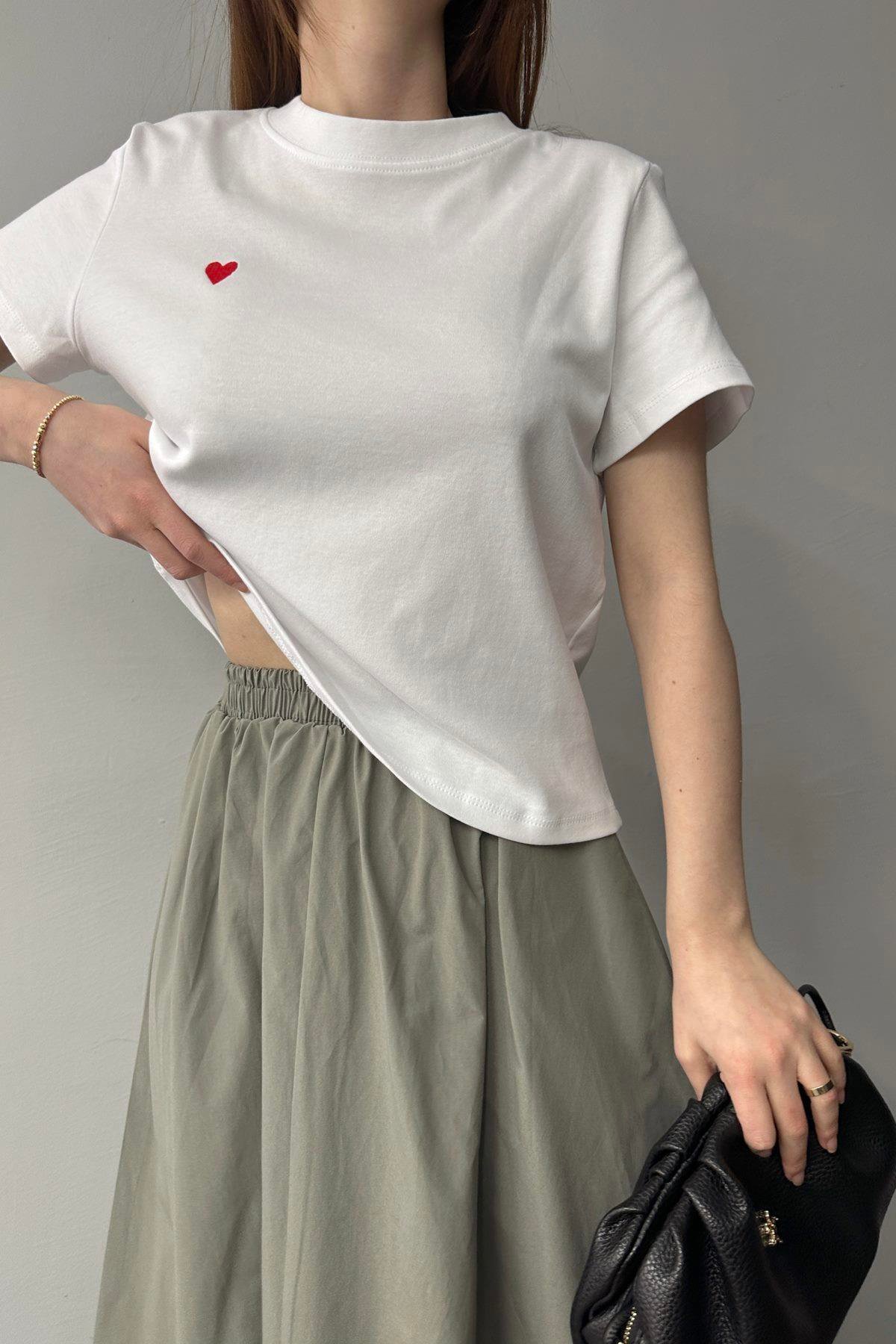 BİSİKLET YAKA KALP NAKIŞLI TSHIRT